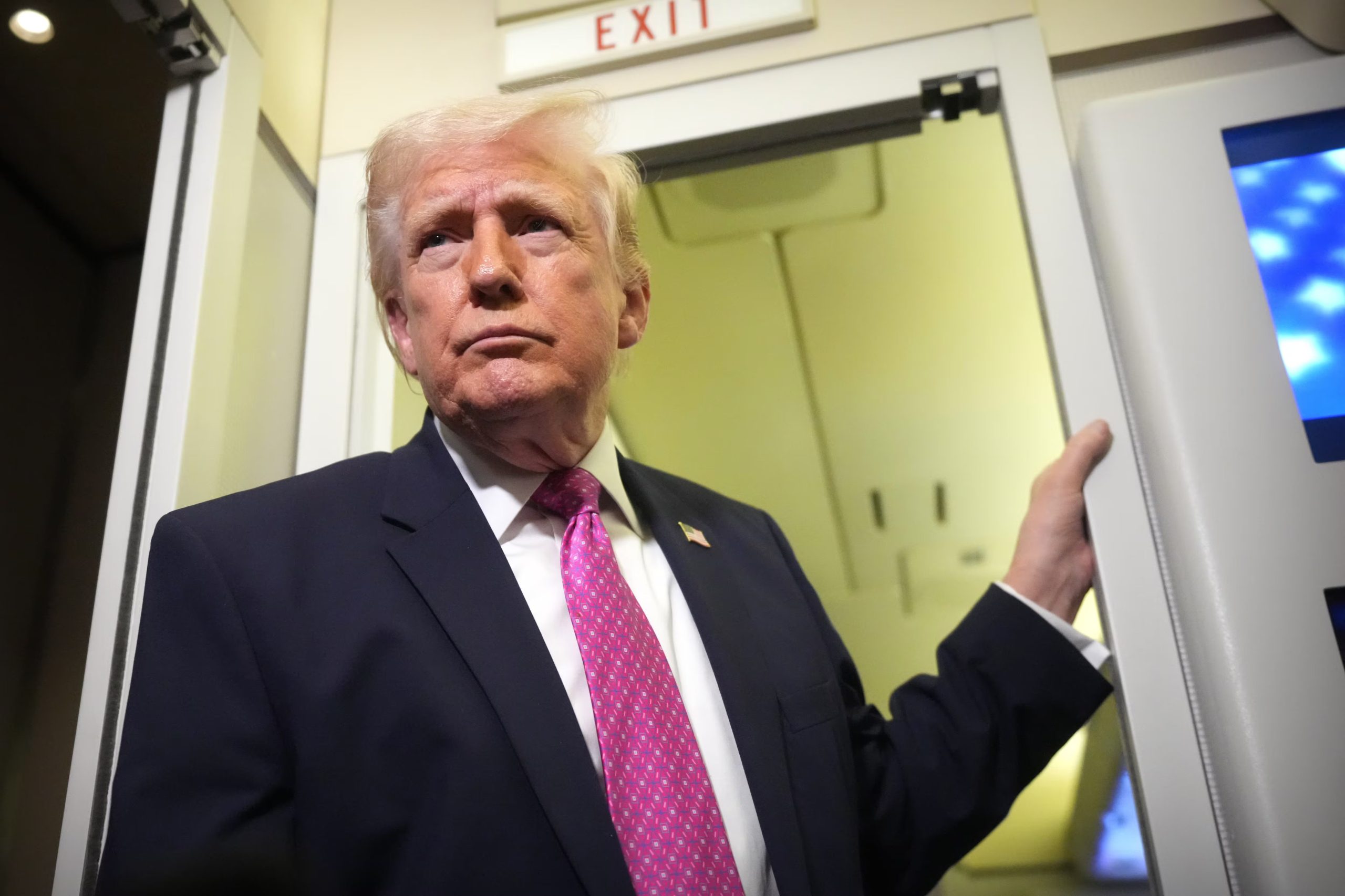 Trump pospuso el ultimátum a Irán para desbloquear el paso por el estrecho de Ormuz hasta el 6 de abril, con el objetivo de dar tiempo a las negociaciones en curso (AP Foto/Mark Schiefelbein)