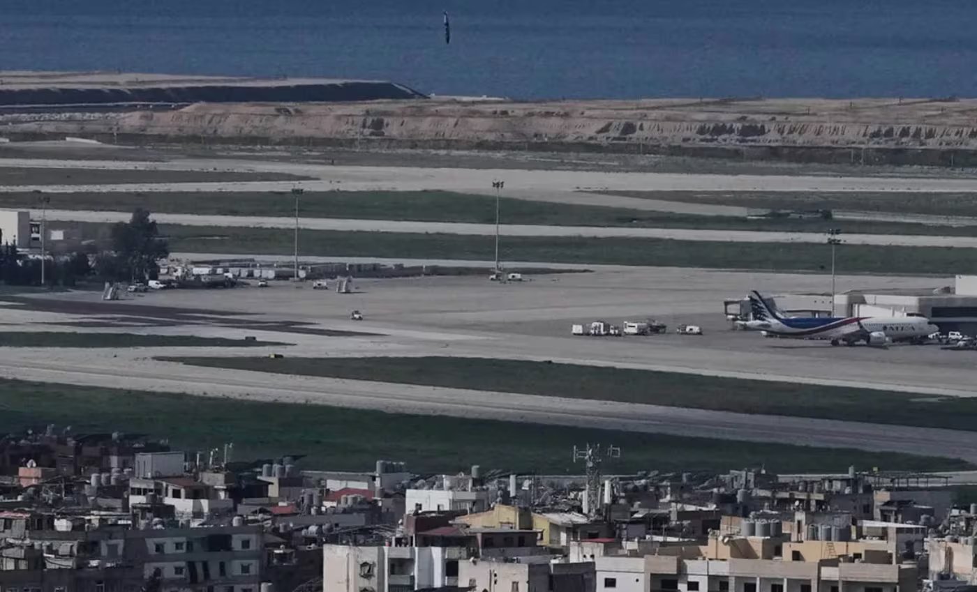 Los vuelos charter organizados por el Departamento de Estado despegan desde Emiratos Árabes Unidos, Catar, Arabia Saudita e Israel para evacuar a ciudadanos estadounidenses (Bilal Hussein/AP)