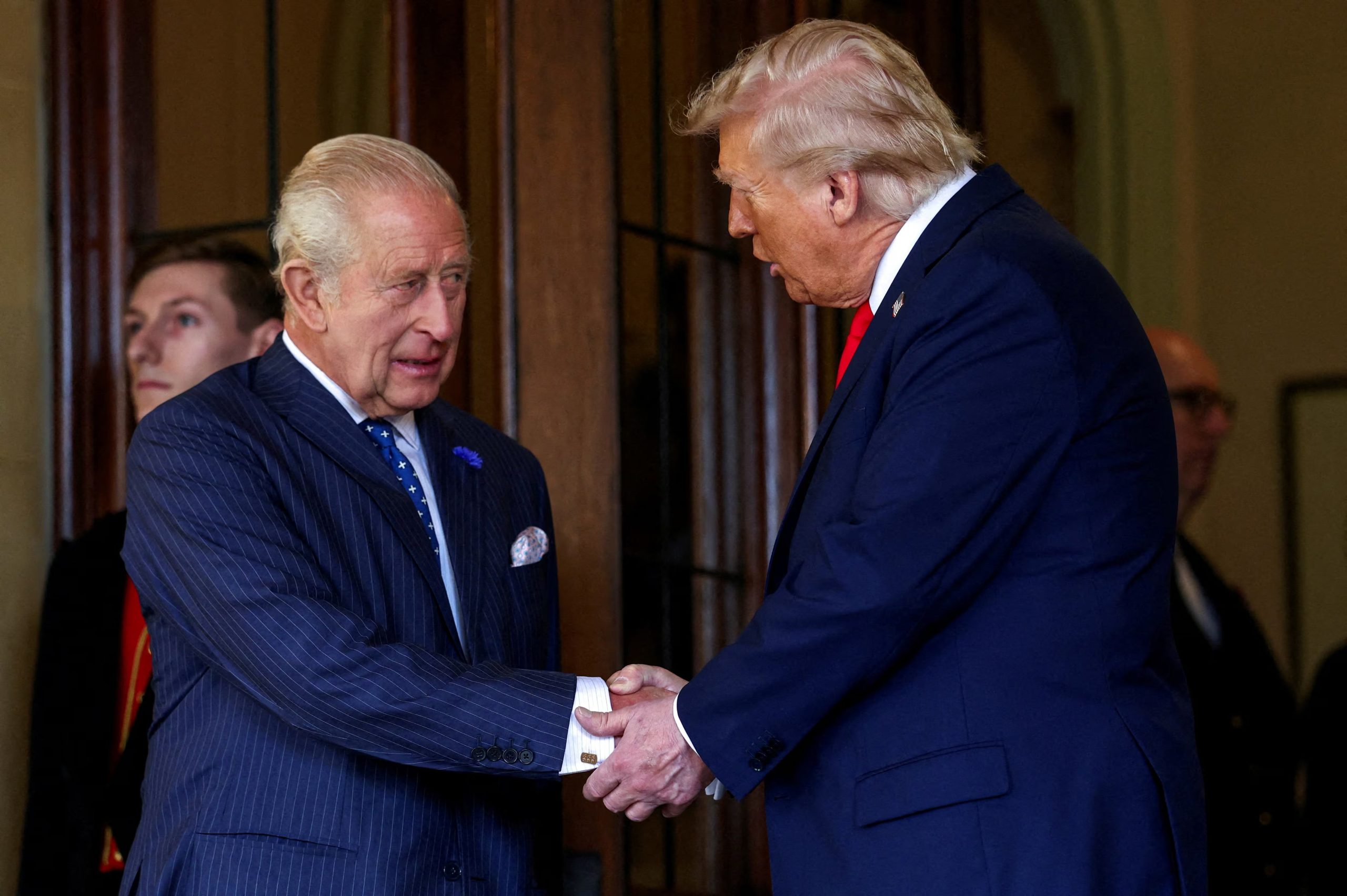 El presidente estadounidense Donald Trump estrecha la mano del rey Carlos de Gran Bretaña al salir del Castillo de Windsor, en Windsor, Gran Bretaña, el 18 de septiembre de 2025. REUTERS/Kevin Lamarque/Foto de archivo