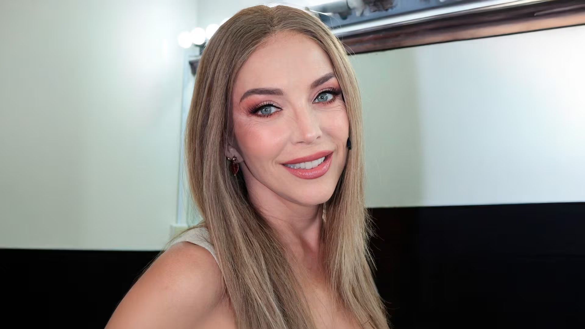 Laura Flores genera conversación en redes sociales tras publicar una foto con aspecto rejuvenecido, provocando elogios y críticas entre sus seguidores. Crédito: (Instagram/@@laurafloresmx)