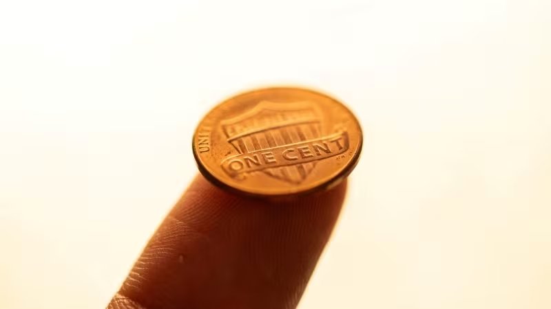 Se muestra una moneda de un centavo estadounidense, conocida como penique, después de que el presidente de Estados Unidos, Donald Trump, informara que había ordenado al secretario del Tesoro de Estados Unidos que dejara de producir nuevos peniques (REUTERS/Carlos Barria/Archivo)