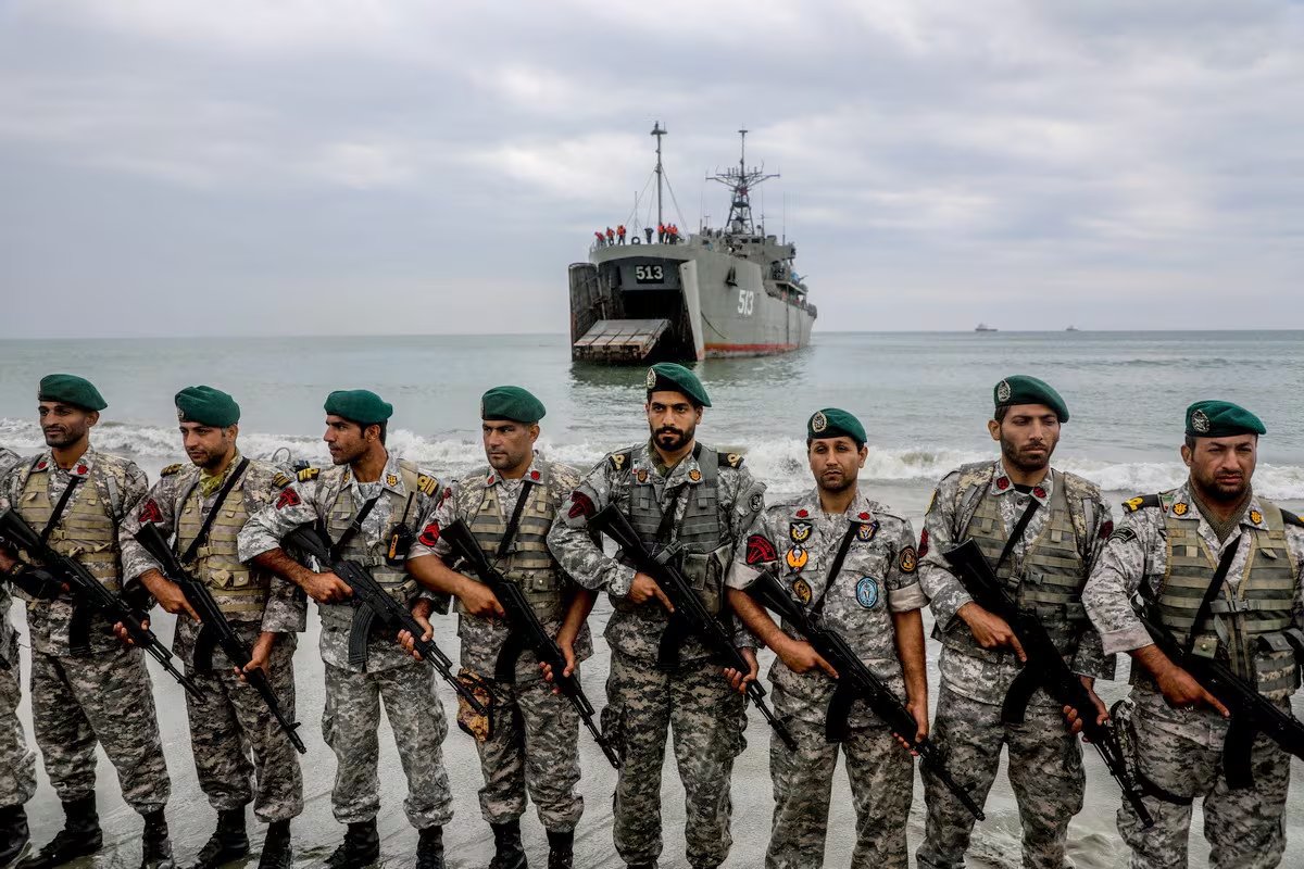 El comunicado iraní advierte a empleados de empresas de Estados Unidos sobre inminentes acciones militares en el contexto de las tensiones regionales (REUTERS/ARCHIVO)