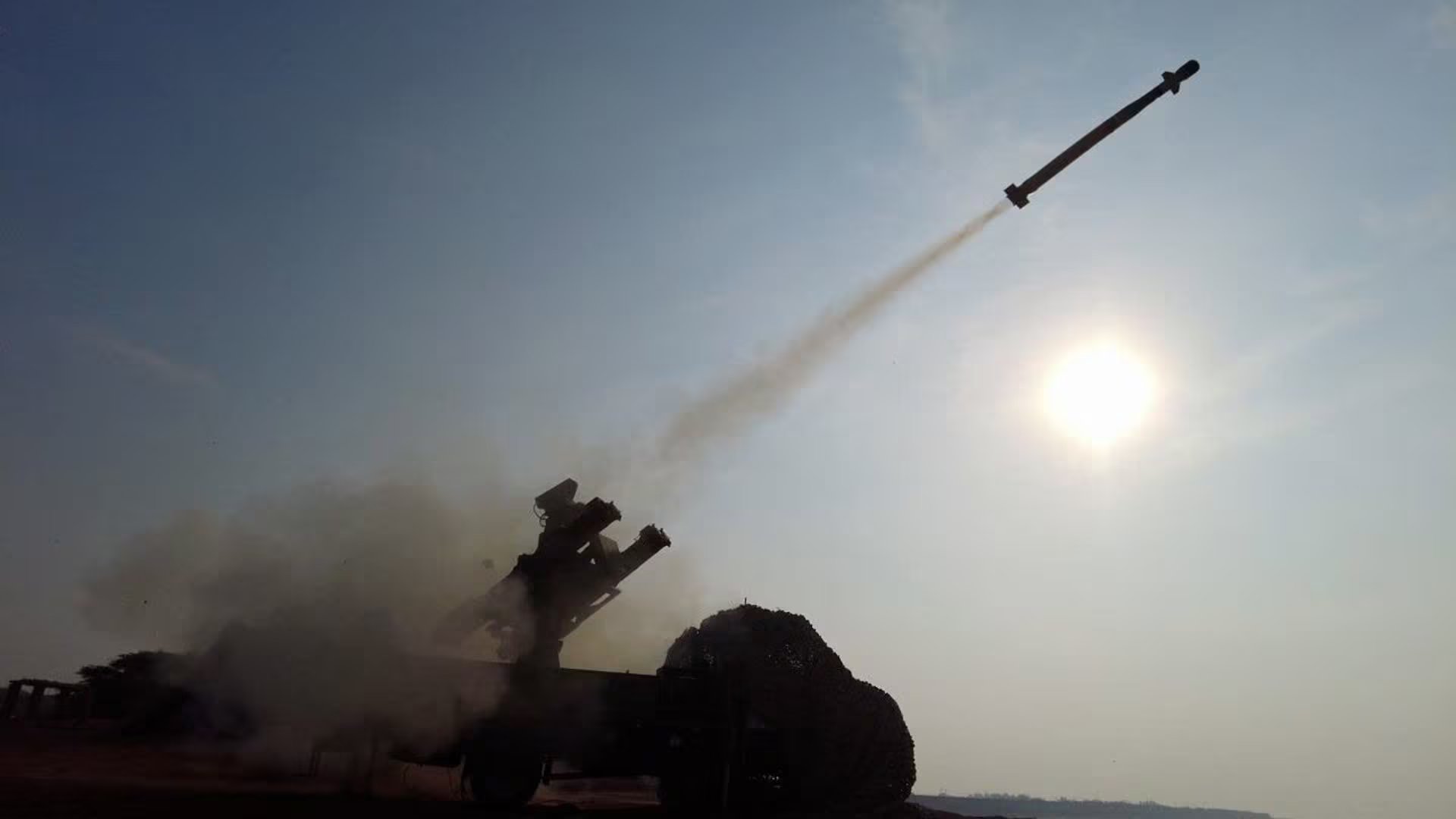 Un misil del Cuerpo de la Guardia Revolucionaria Islámica (CGRI) es lanzado durante un ejercicio militar frente a la costa sur de Irán (Europa Press)
