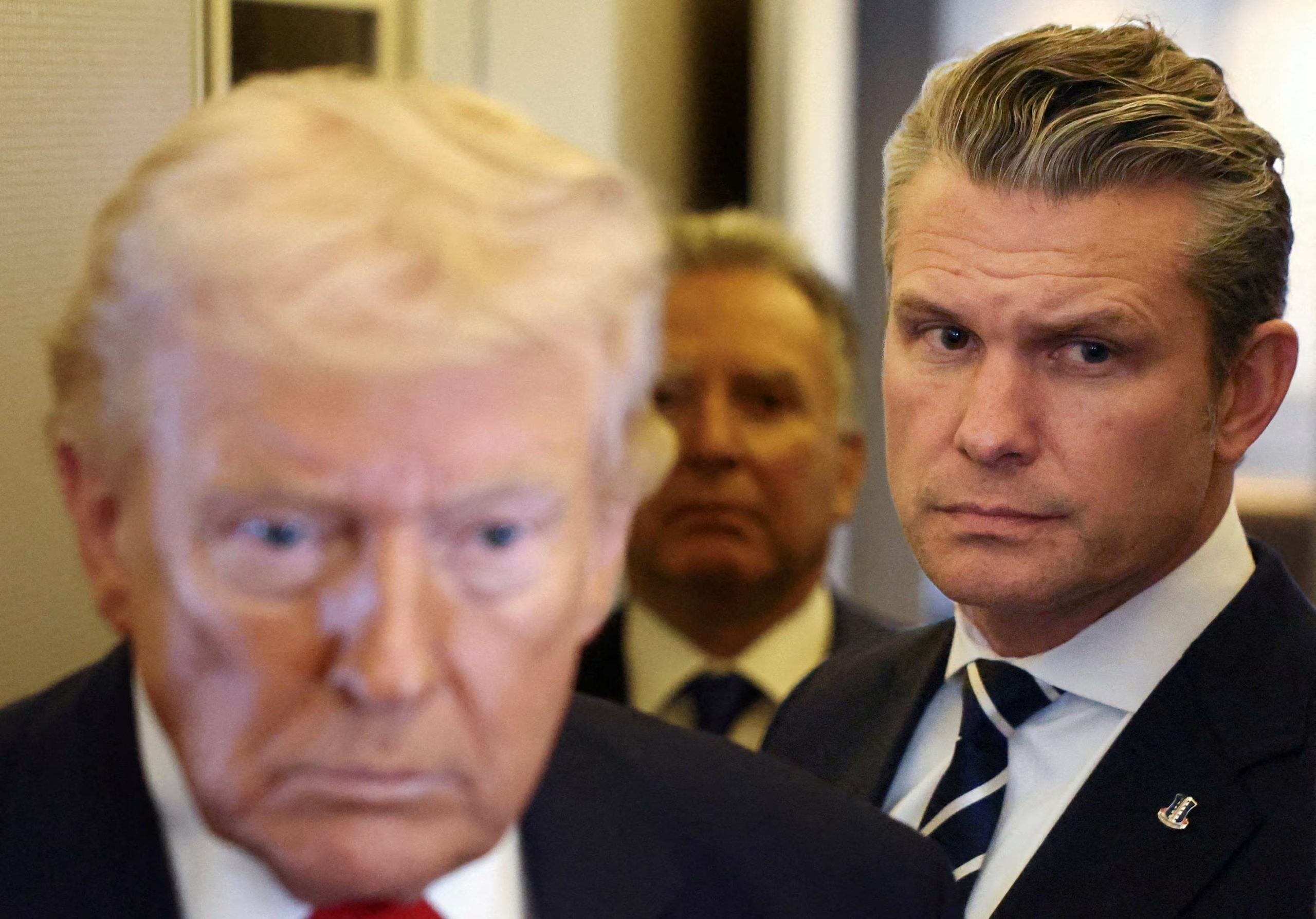 El presidente de Estados Unidos, Donald Trump, con el secretario de Defensa, Pete Hegseth, a su lado, habla con periodistas a bordo del Air Force One durante un vuelo desde Dover, Delaware, a Miami, Florida (REUTERS/Kevin Lamarque/Archivo)