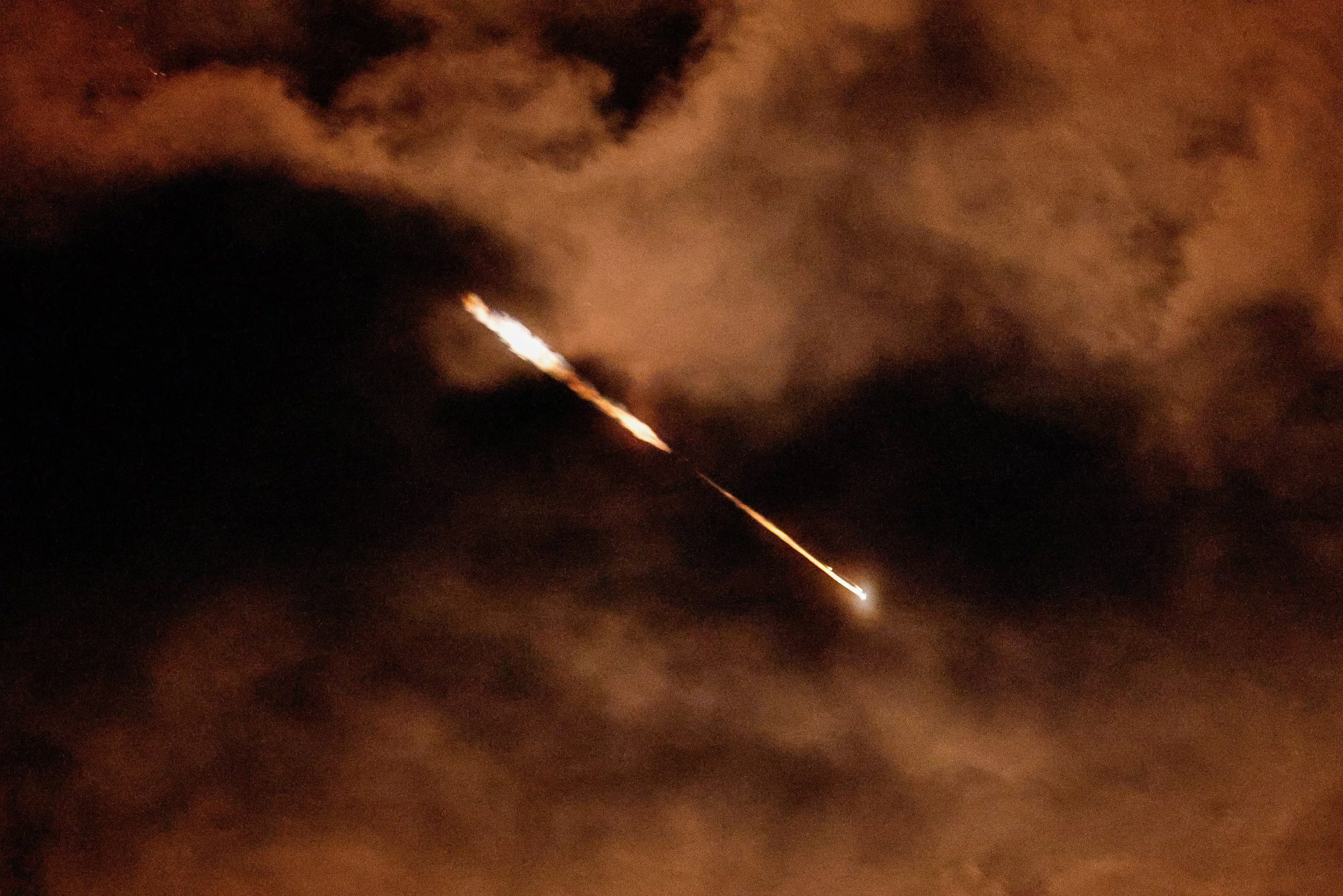 Rayos de luz iluminan el cielo durante un intento de interceptación, en medio del conflicto entre Estados Unidos e Israel con Irán, visto desde Ashkelon, Israel, l 28 de marzo de 2026 (REUTERS/Amir Cohen)