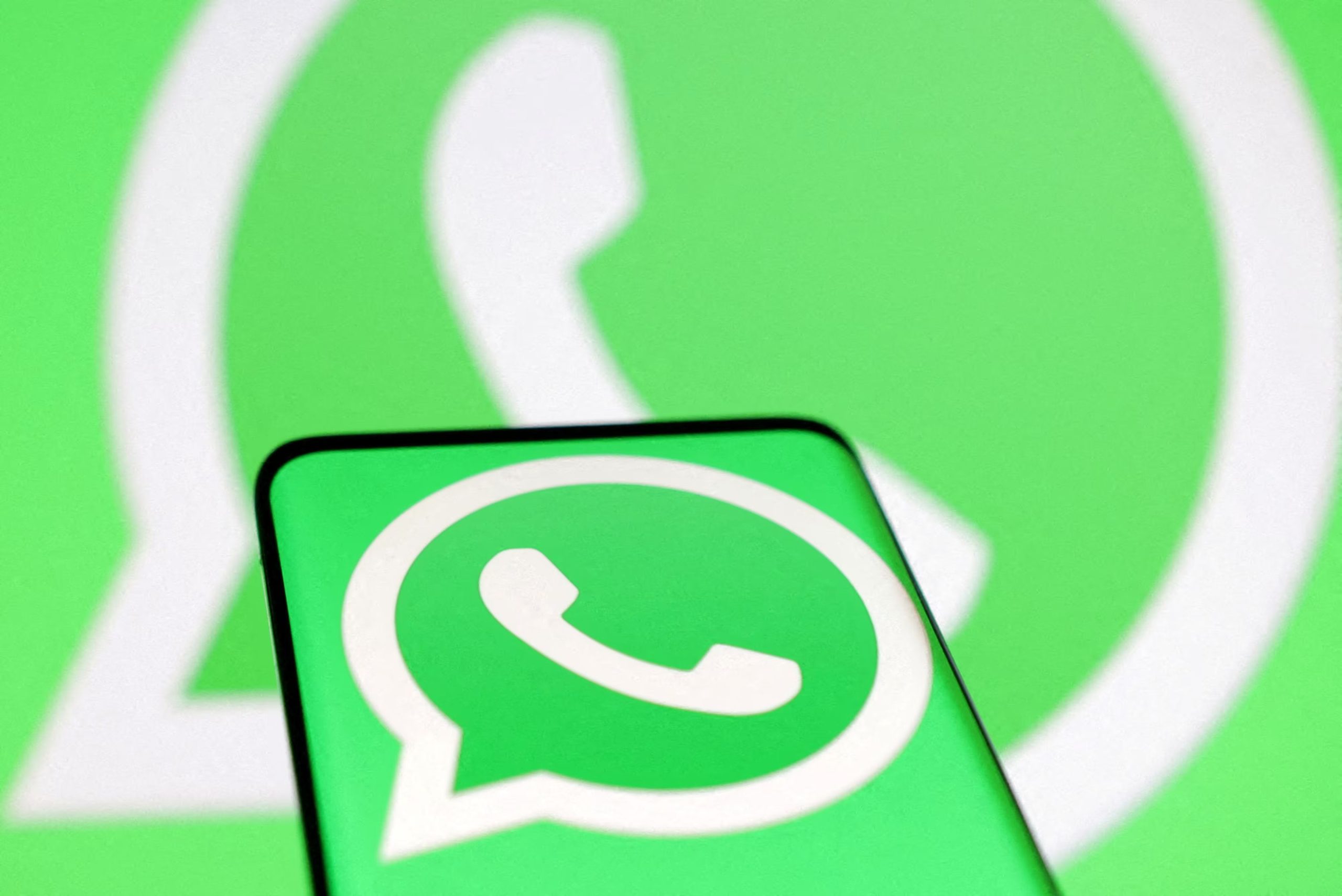 WhatsApp mejora la gestión de cuentas permitiendo la transferencia de chats y archivos multimedia entre dispositivos iOS y Android, sin perder el historial. (REUTERS/Dado Ruvic/Illustration/File Photo/File Photo)