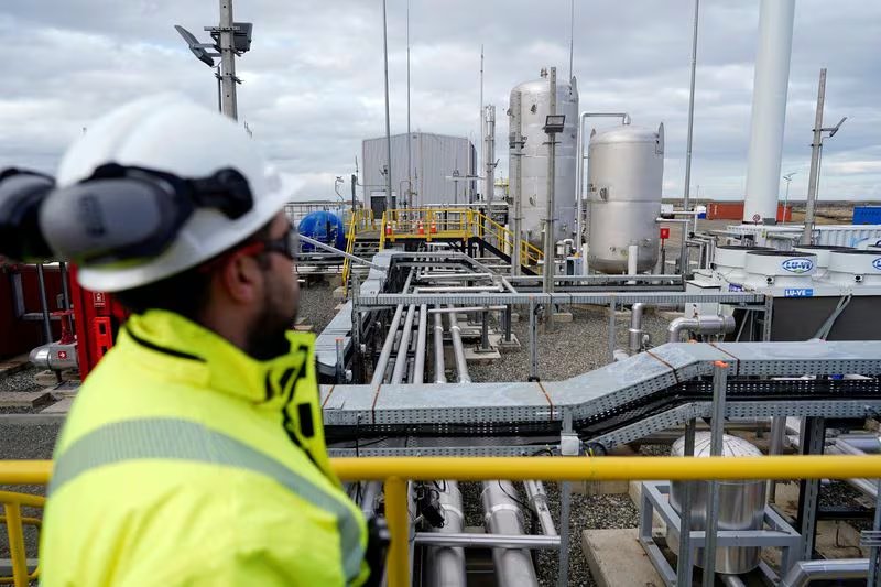 Un trabajador inspecciona un área de la planta de hidrógeno limpio Haru Oni de HIF Global en Punta Arenas, Chile, 27 de septiembre, 2024. REUTERS/Joel Estay