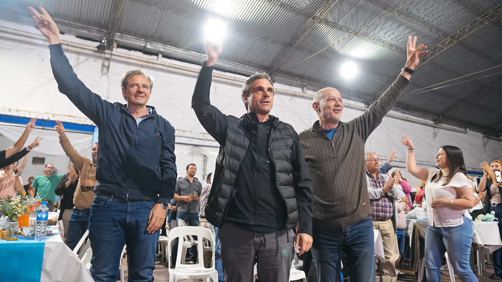 El senador Adán Bahl (izquierda) y el diputado Guillermo Michel (centro), del Frente Renovador de Sergio Massa