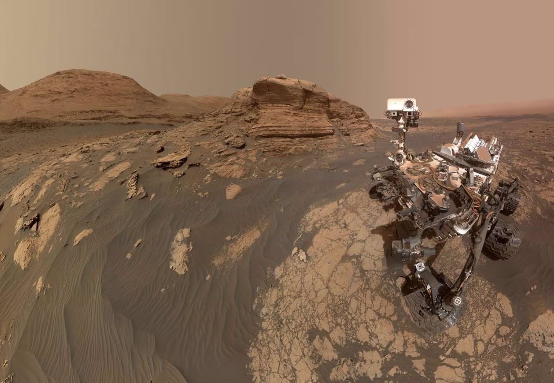 El rover Curiosity de la NASA en Marte utilizó dos cámaras diferentes para crear esta selfie frente al Mont Mercou, un afloramiento rocoso de 7 metros de altura (NASA/JPL-CALTECH/MSSS)
