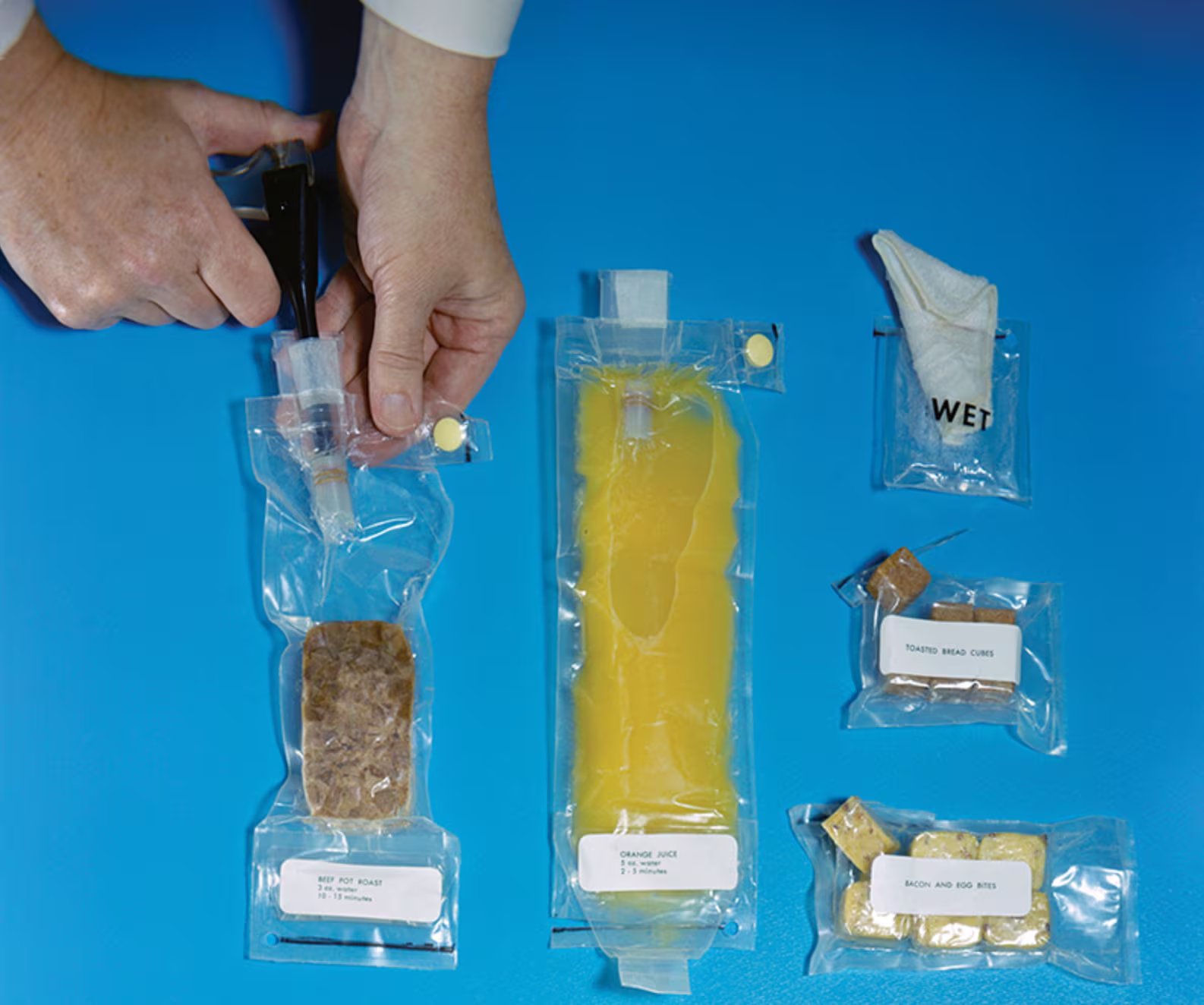 Las salsas picantes y los condimentos intensos forman parte del menú para compensar la pérdida de gusto que sufren los astronautas en el espacio
(NASA)