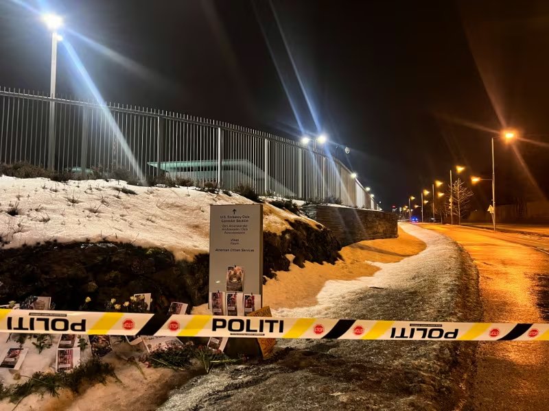El área afuera de la embajada de Estados Unidos está acordonada, luego de que la policía noruega dijera que la sede diplomática fue golpeada por una fuerte explosión, en Oslo (REUTERS/Gwladys Fouche)