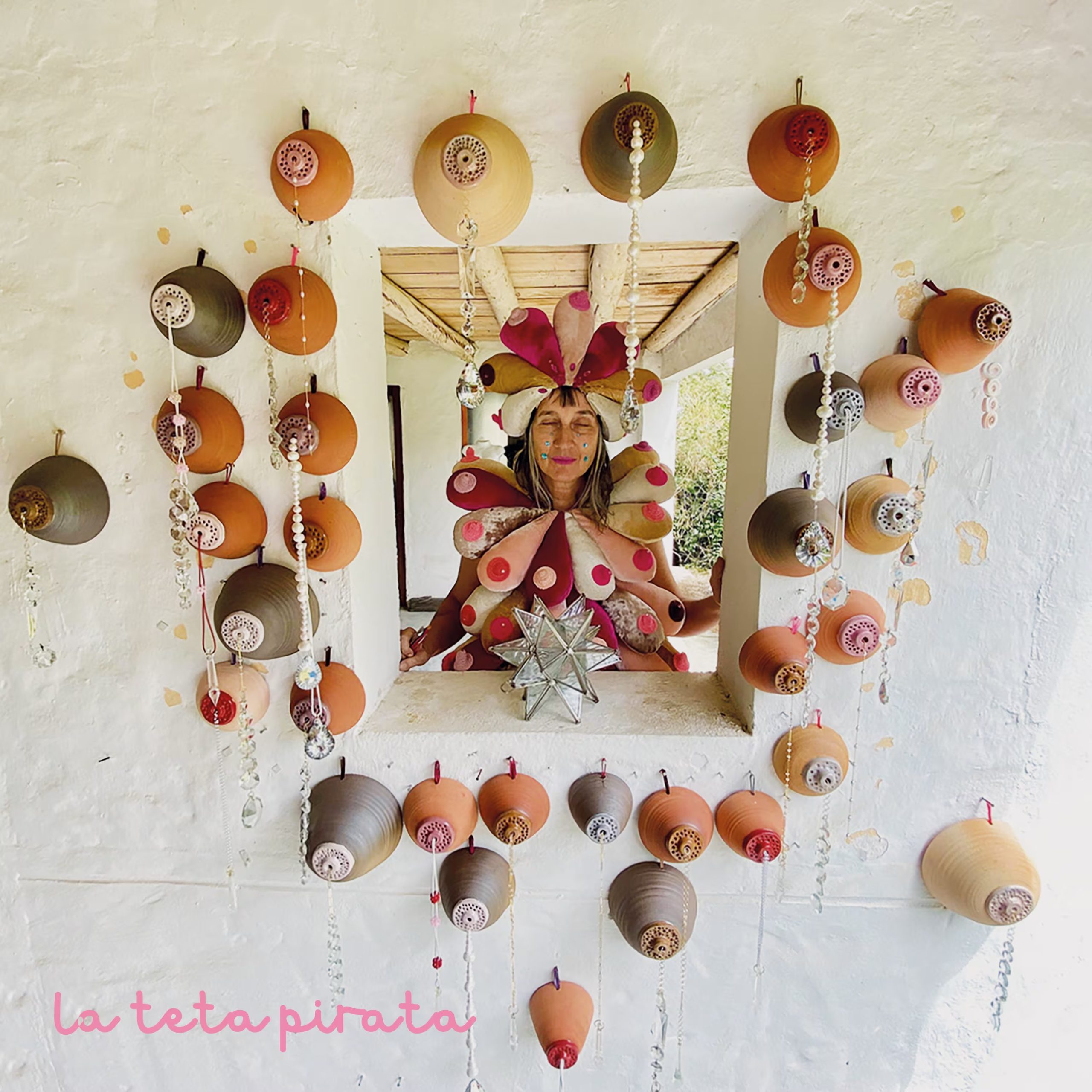 La realización audiovisual acompaña la composición musical mediante una atmósfera que combina simbolismo, textiles artesanales y una escenografía elaborada, reforzando el mensaje de fortaleza y colectividad - crédito Aterciopelados