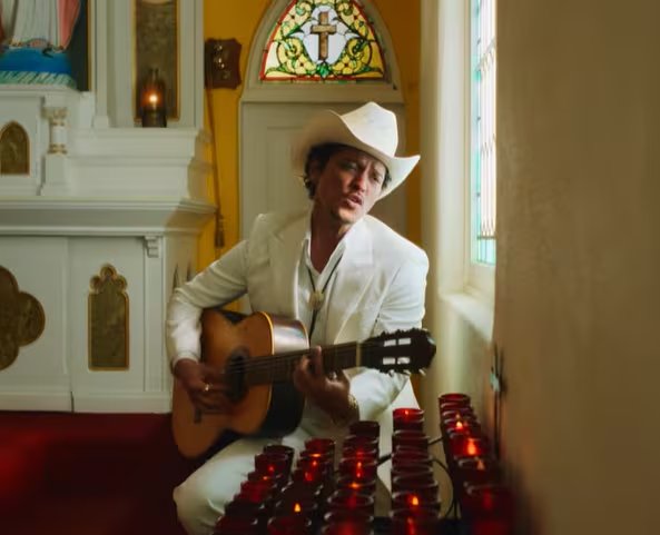 Referencias mexicanas en el videoclip de “Risk It All”
(Capturas)