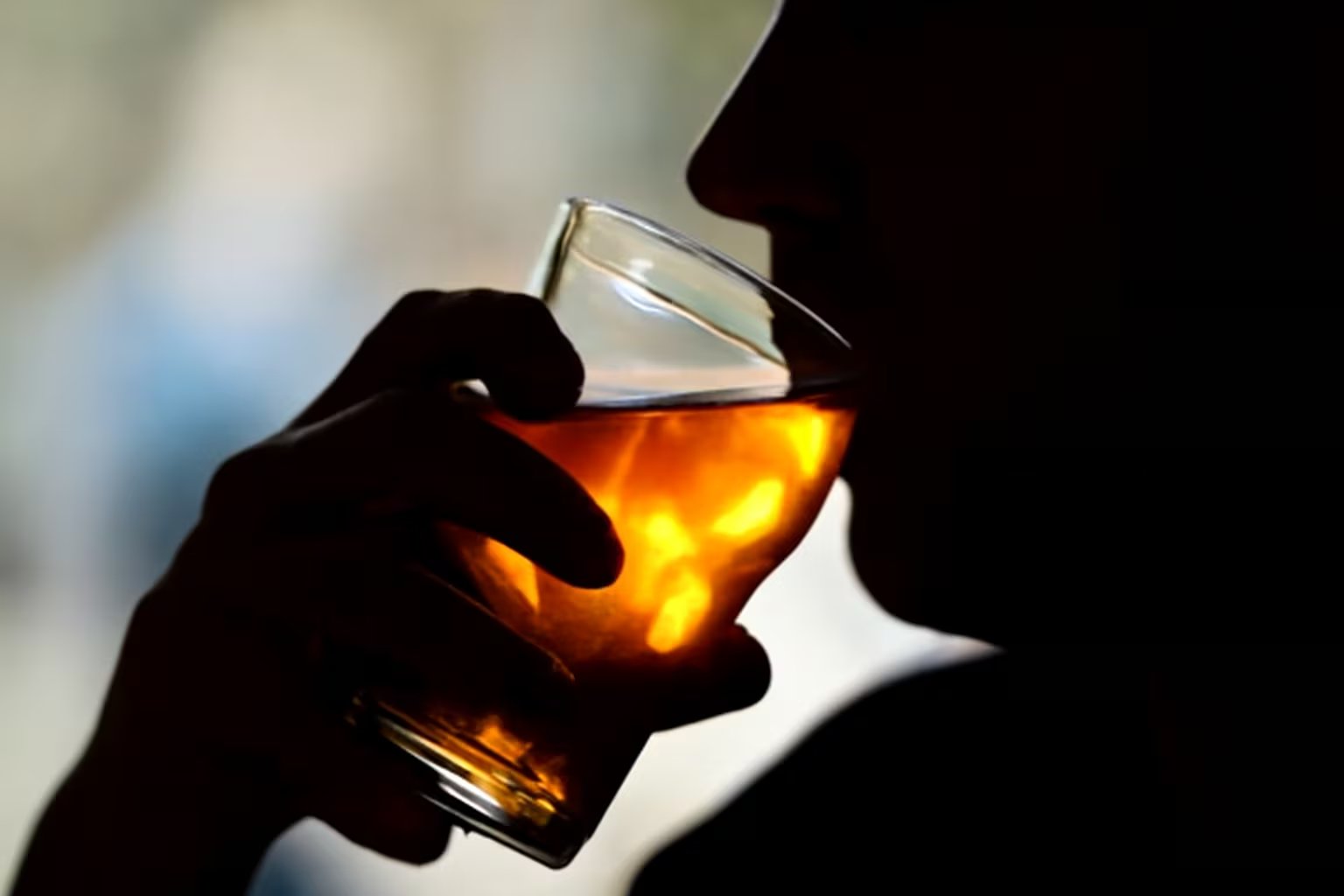 Especialistas concluyen que para proteger la salud eficazmente se debe reducir la ingesta de alcohol y mantener buena condición física, priorizando primero la reducción o abstinencia (Imagen Ilustrativa Infobae)