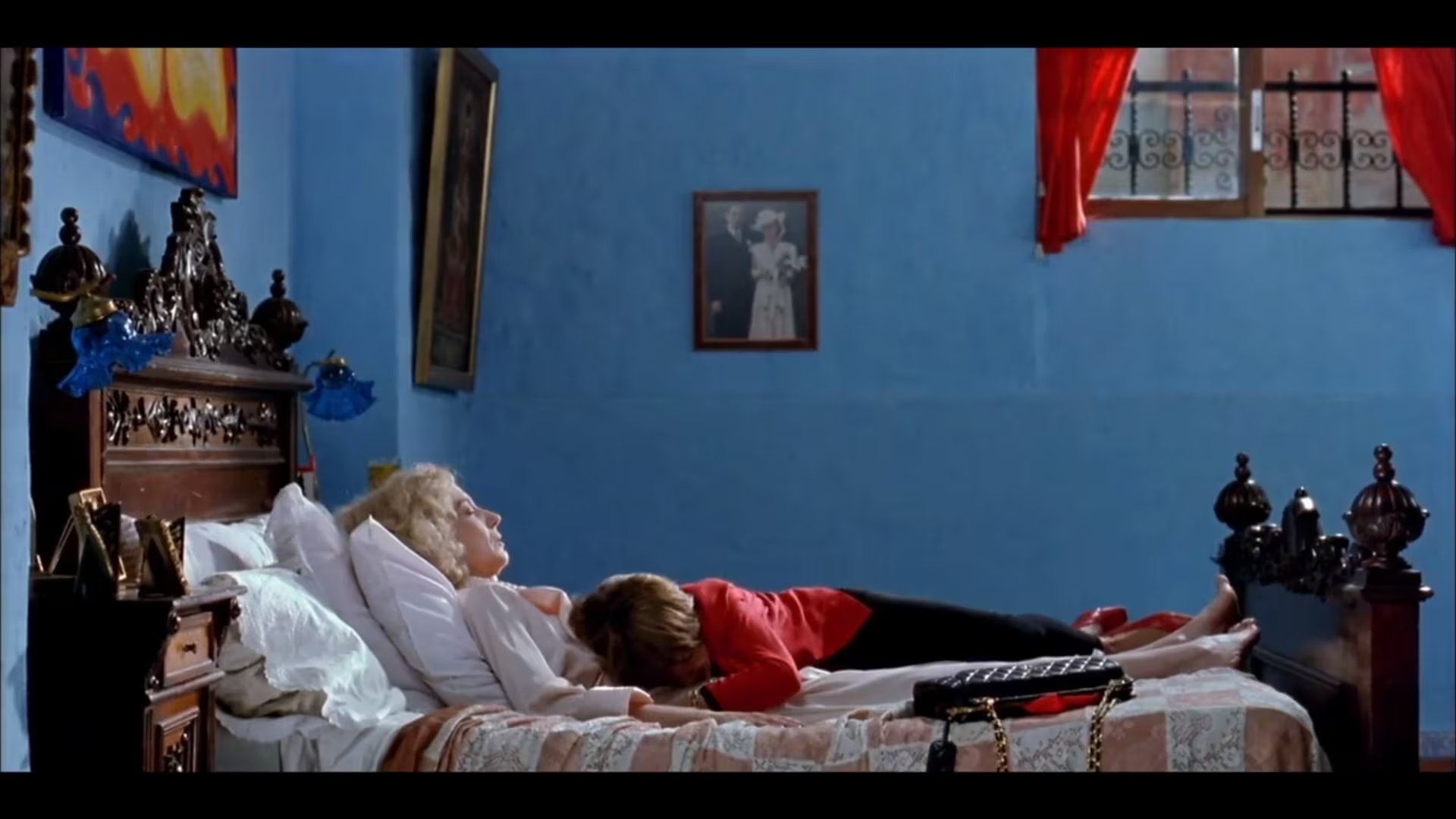 Pedro Almodóvar homenajeó a su padre a tras de Marisa Paredes en esta escena final de 'Tacones lejanos'