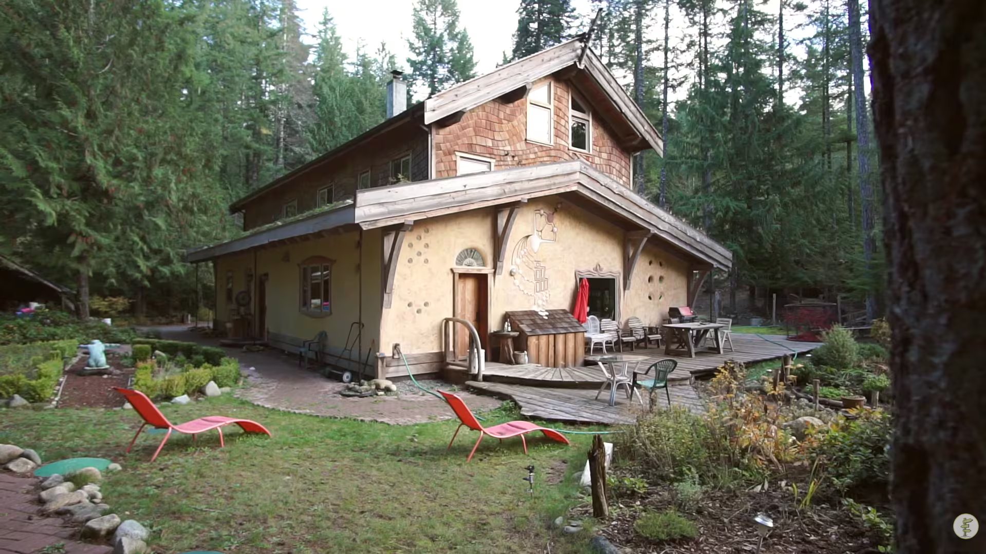 Parte trasera de la Casa Eagleyew (@ExploringAlternatives)