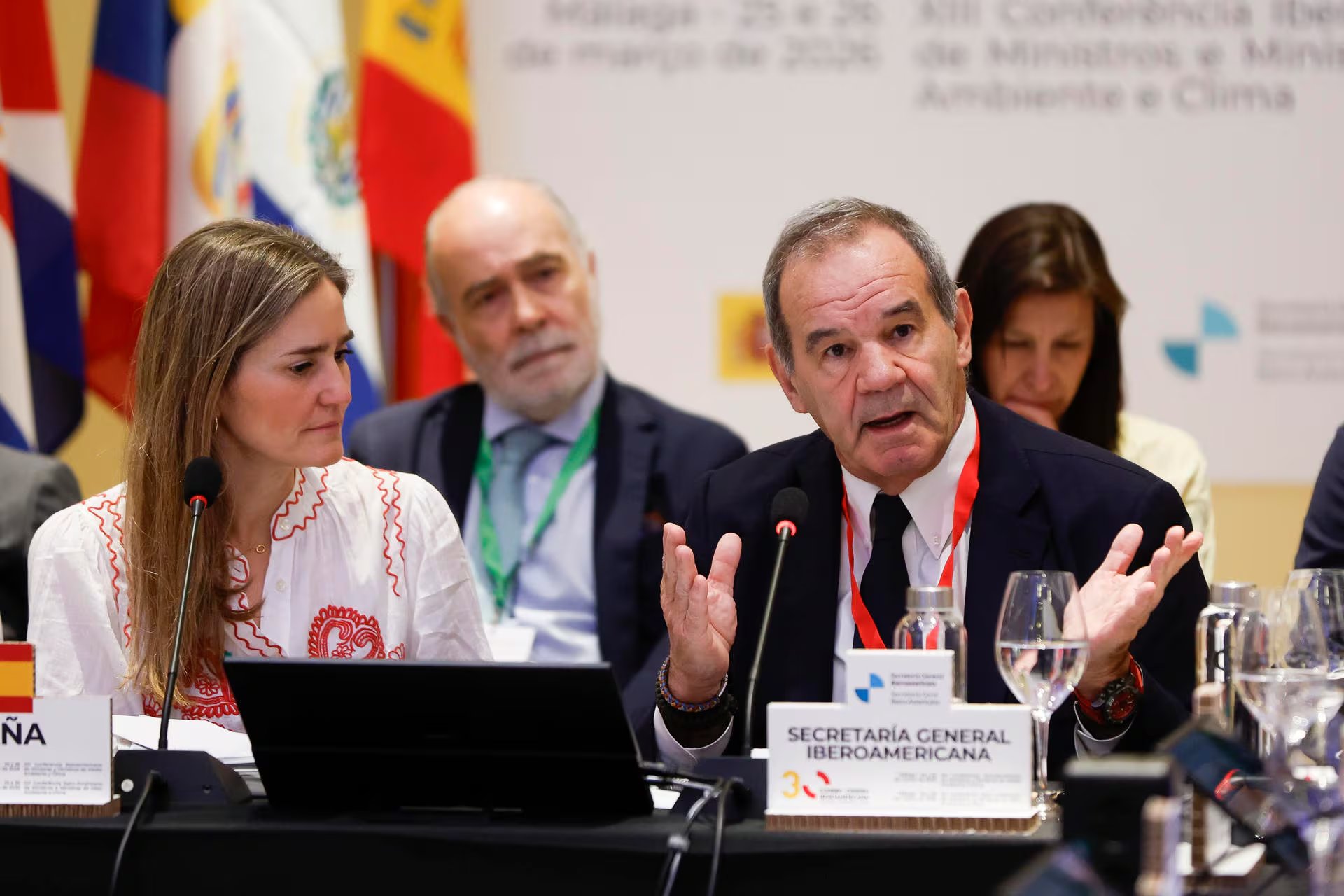 Representantes de la Conferencia Iberoamericana participan en un intenso debate sobre gestión y políticas ambientales durante la XIII edición del evento.