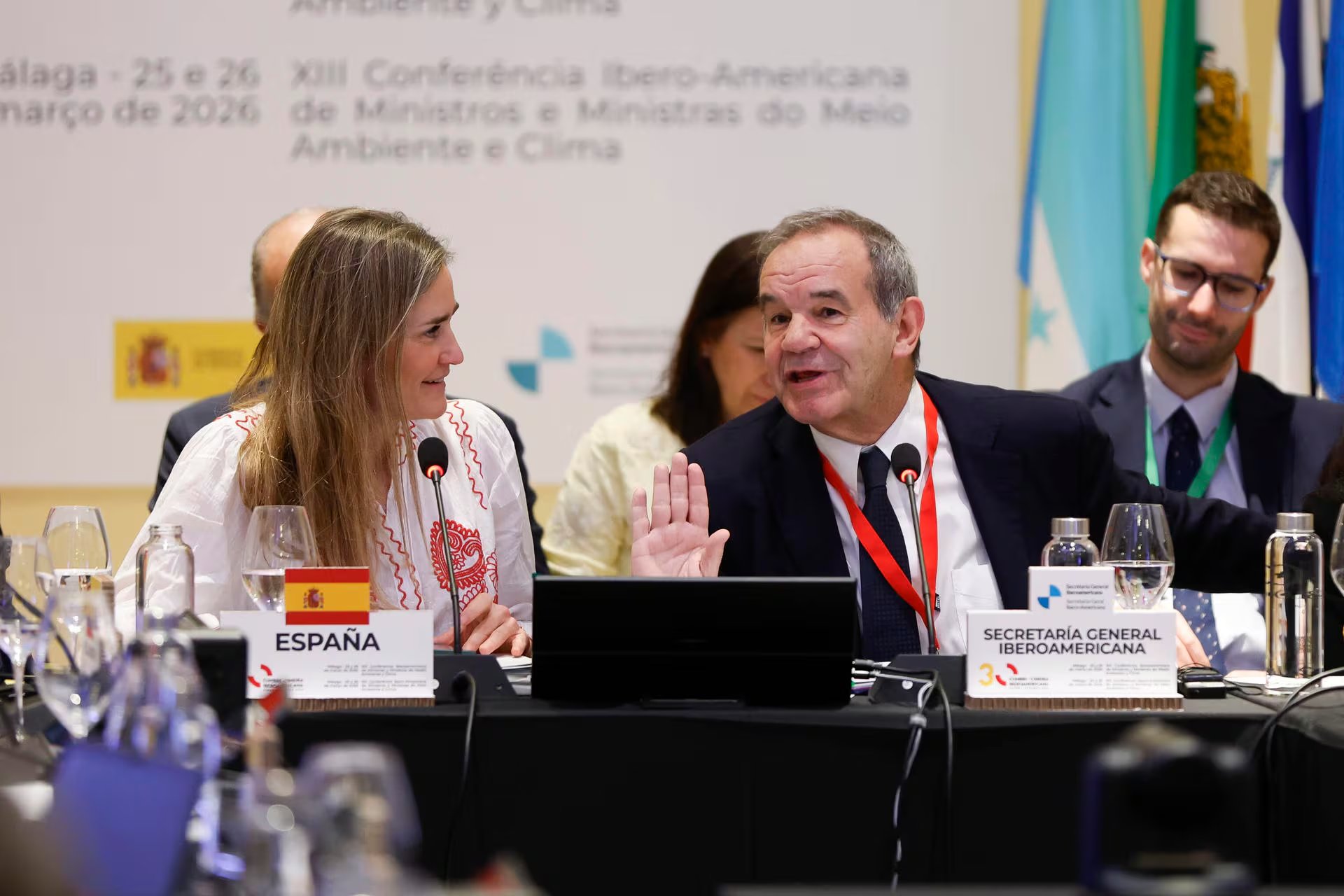 Delegados participan activamente en la XIII Conferencia Iberoamericana de Ministros de Medio Ambiente, celebrada para abordar estrategias conjuntas sobre clima y sostenibilidad.