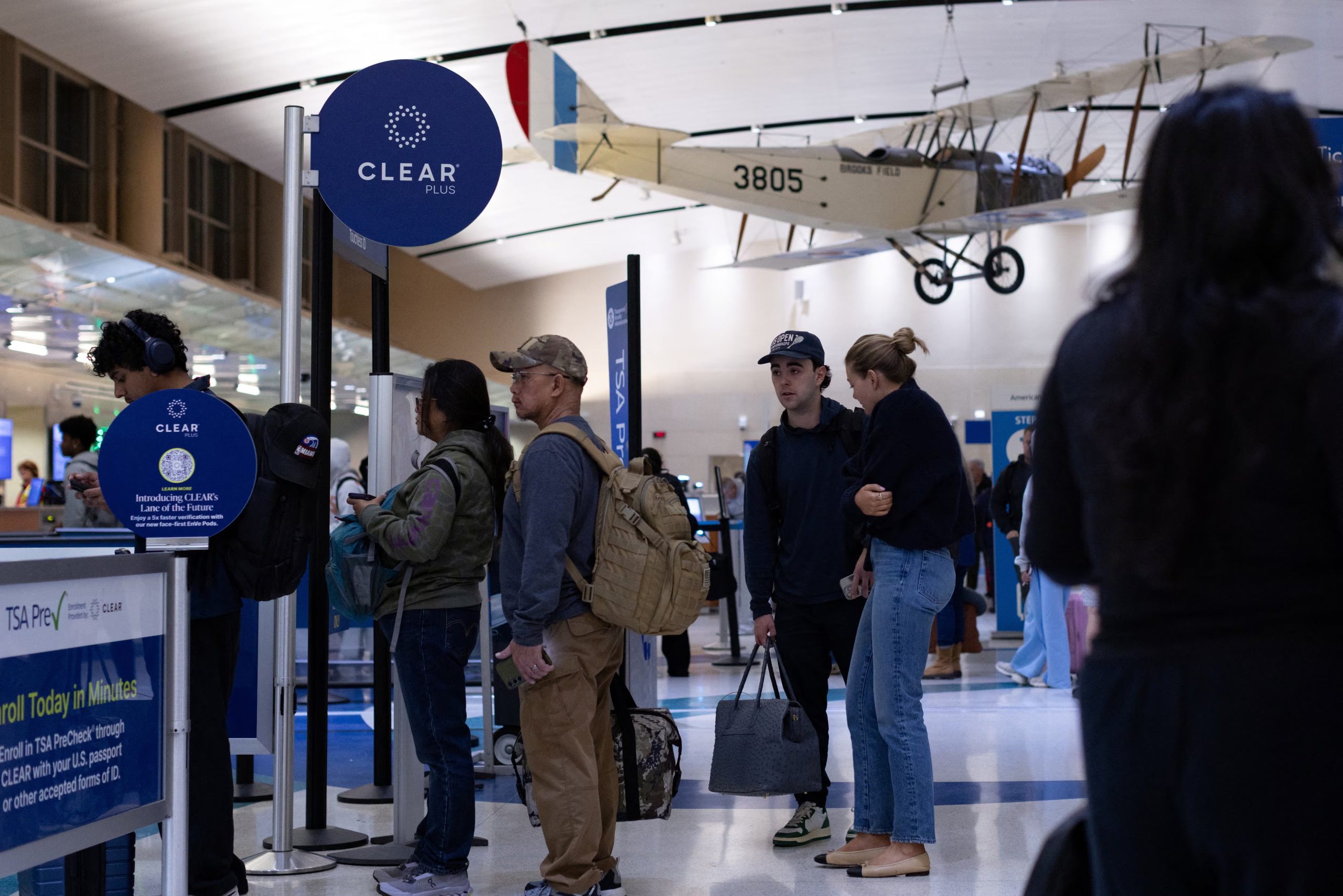 Más de 300 agentes de la TSA han renunciado desde el inicio del cierre del gobierno federal el 14 de febrero en Estados Unidos. (REUTERS/Kaylee Greenlee)