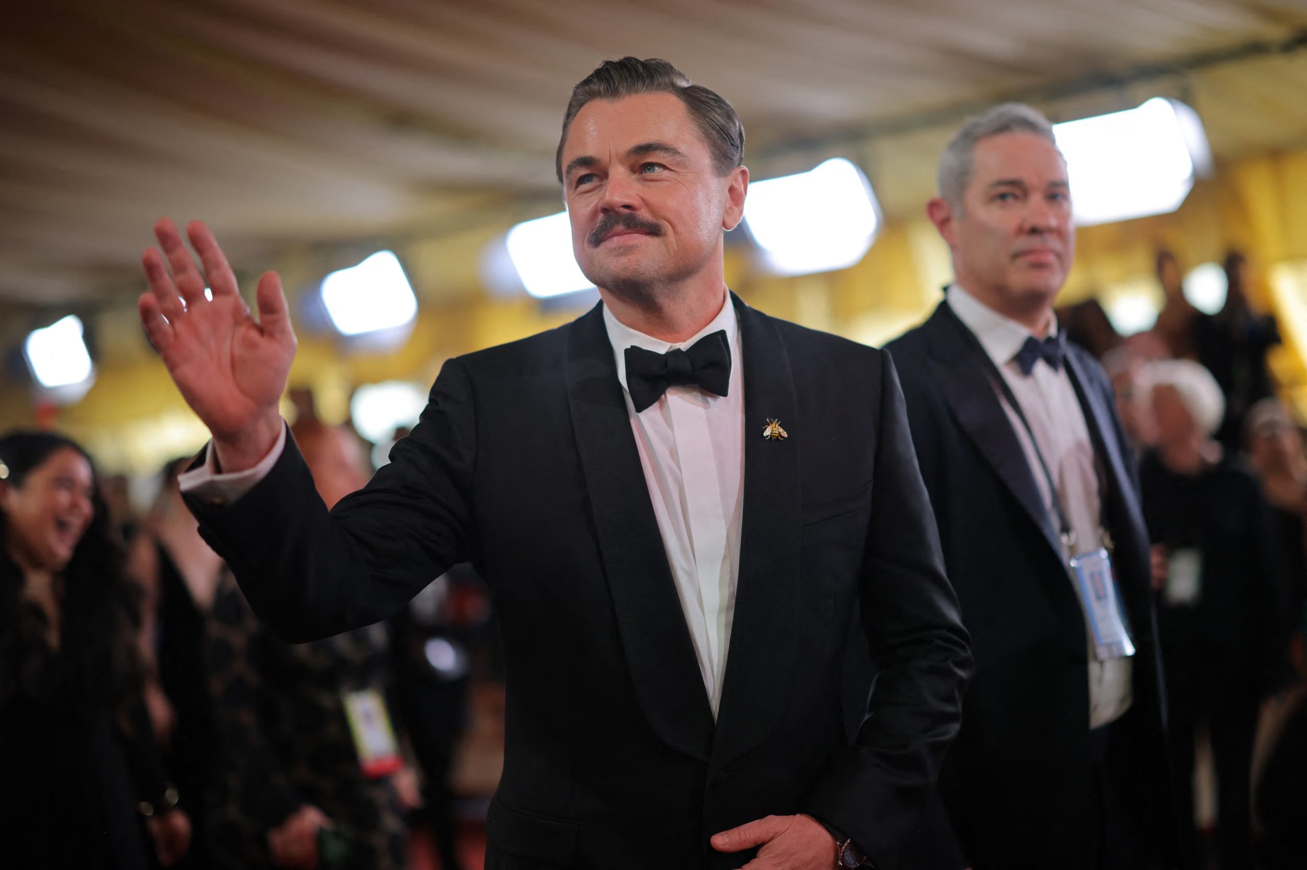 La transformación del actor incluye vestimenta sencilla, tonos neutros y gestos reservados para adaptarse al rostro de un hombre común (REUTERS/Carlos Barria)