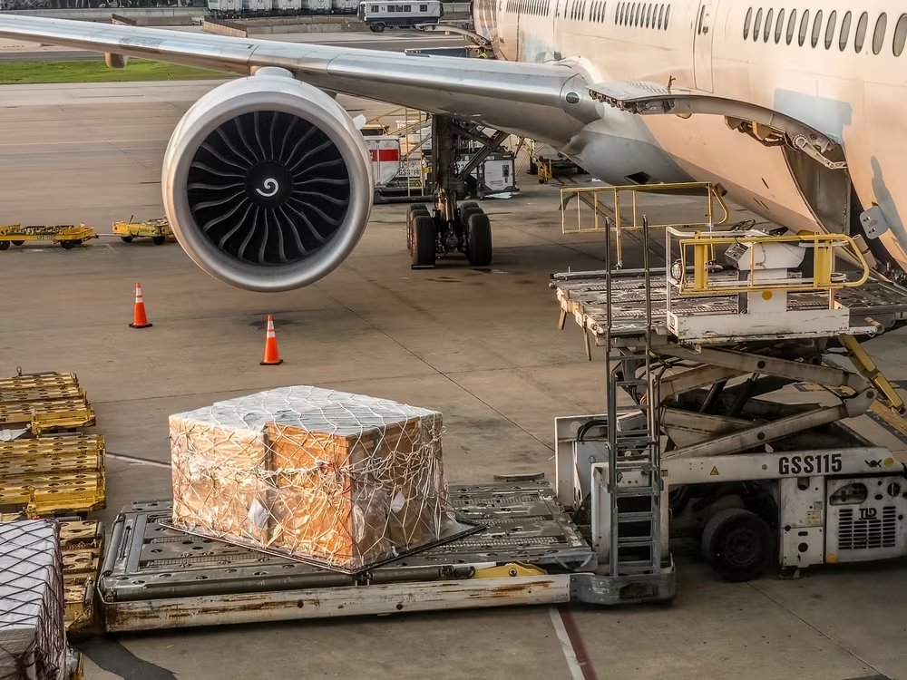 La carga aérea inició 2026 con un desempeño positivo a nivel global. Según el último informe difundido por la Asociación de Transporte Aéreo Internacional (IATA), la demanda total —medida en toneladas-kilómetro de carga (CTK)— registró un crecimiento interanual del 5,6% (Foto: Shutterstock)