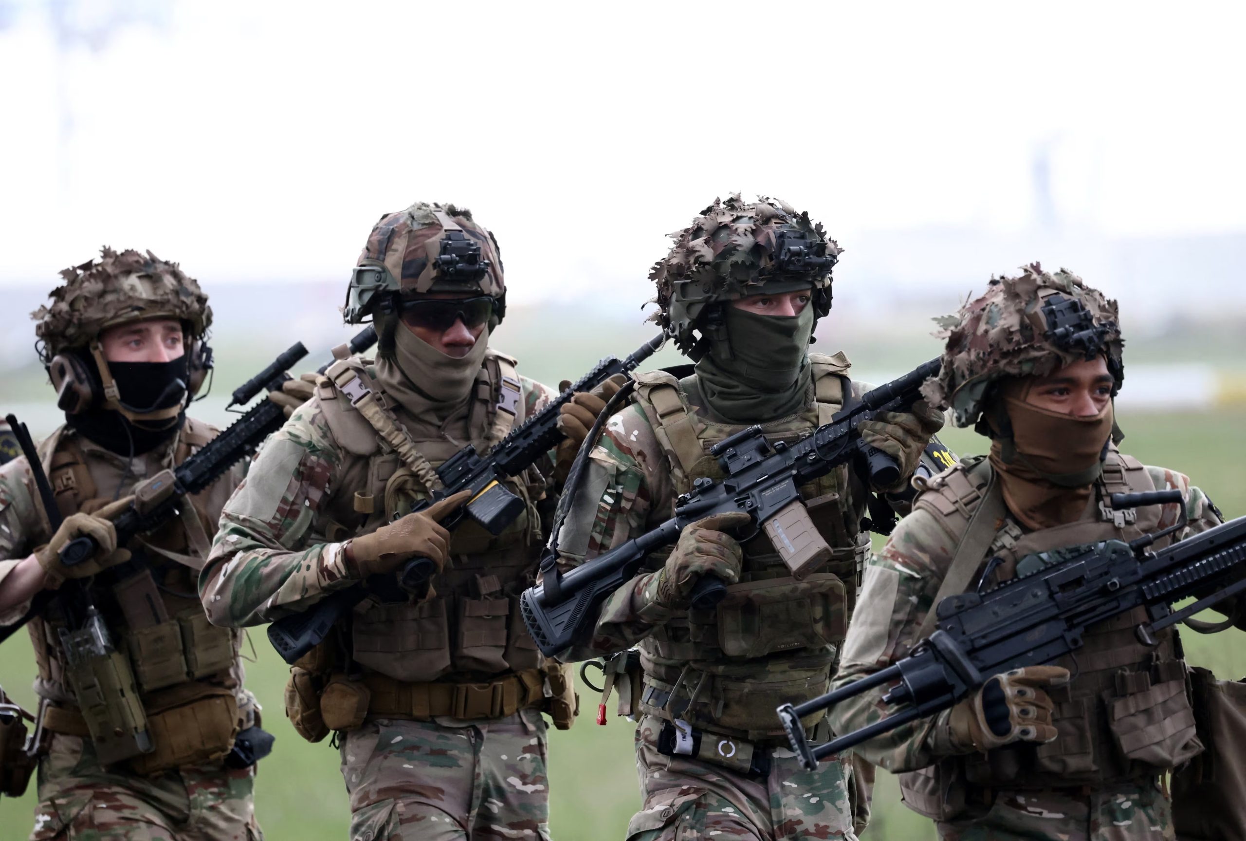 Macron identificó al militar fallecido como el suboficial mayor Arnaud Frion, integrante del 7.º Batallón de Cazadores Alpinos de Varces (REUTERS)