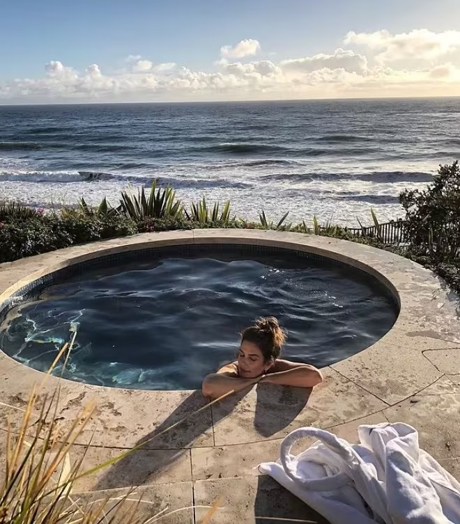 En el video, Crawford se sumerge durante unos 15 minutos en el jacuzzi de su patio mientras disfruta del amanecer. (Instagram/CindyCrawford)