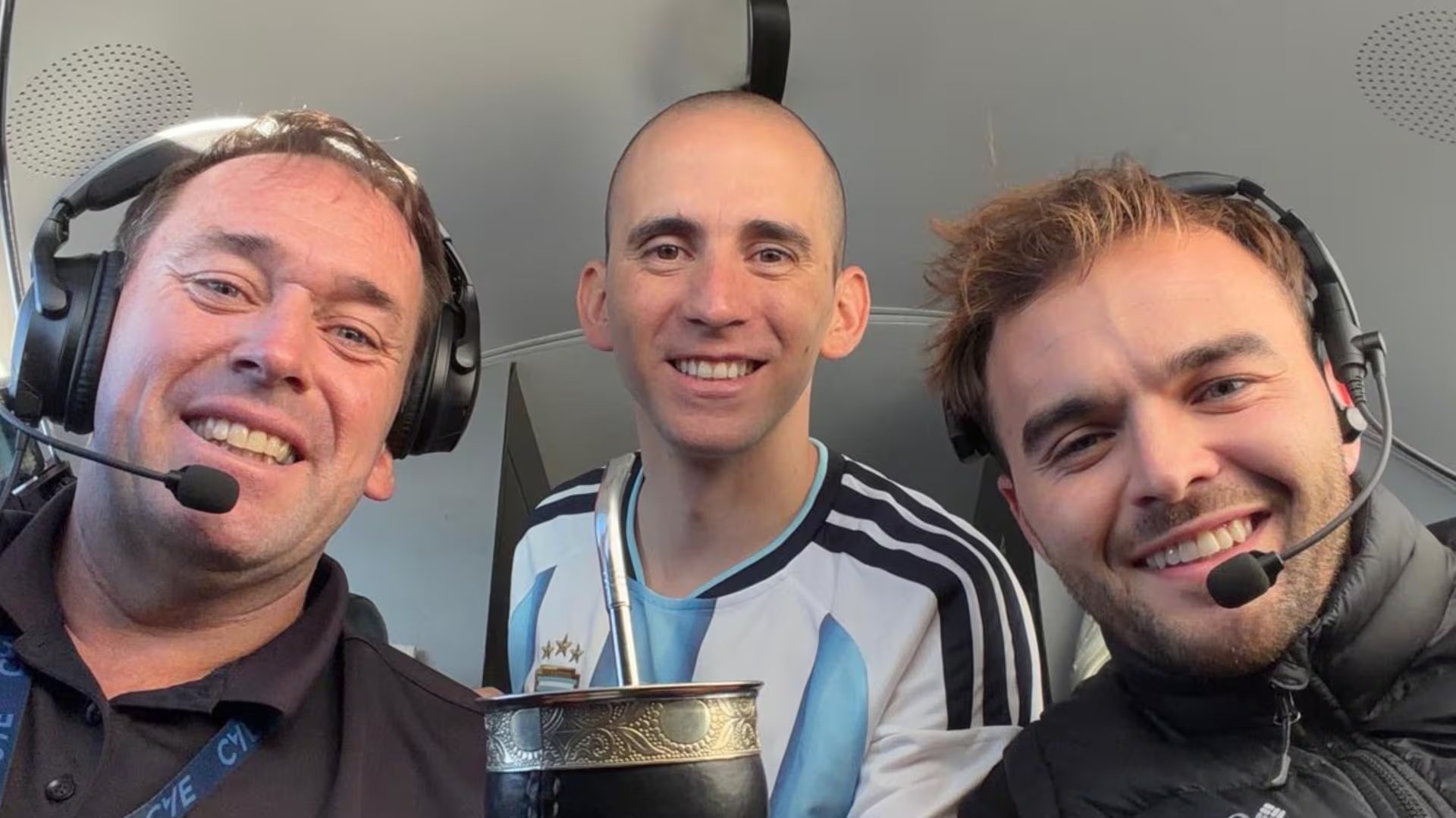 El gendarme argentino Nahuel Gallo sonríe en el vuelo de regreso a Argentina