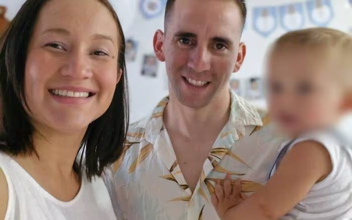 Nahuel Gallo, junto a su pareja y su hijo