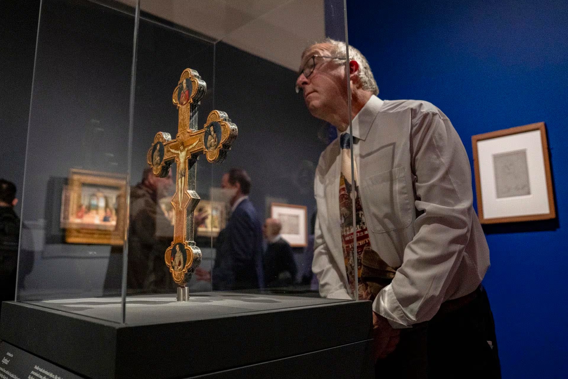 Una persona observa la obra 