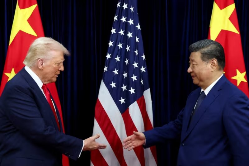 El presidente estadounidense, Donald Trump, estrecha la mano del presidente chino, Xi Jinping. Se verán una vez más este año (REUTERS/Evelyn Hockstein/Archivo)