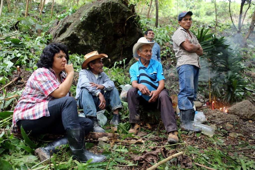 Berta Cáceres a orillas del río Gualcarque, en la región de Río Blanco, al occidente de Honduras (Foto cortesía Premio Ambiental Goldman)