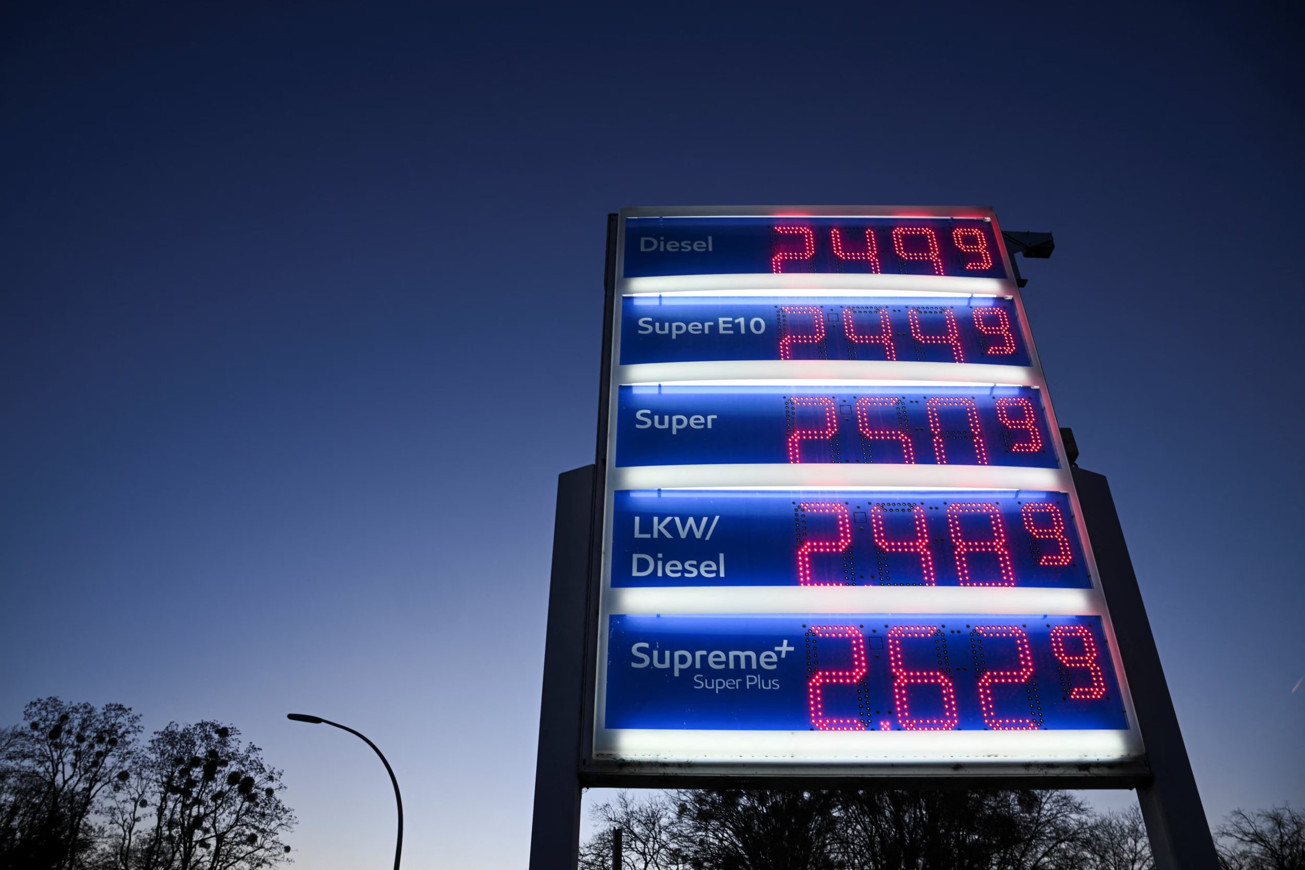 Un panel muestra los precios actuales del combustible y el diésel en una gasolinera de la empresa Esso, en medio del conflicto entre Estados Unidos e Israel con Irán, en Berlín, Alemania, el 4 de marzo de 2026. REUTERS/Annegret Hilse