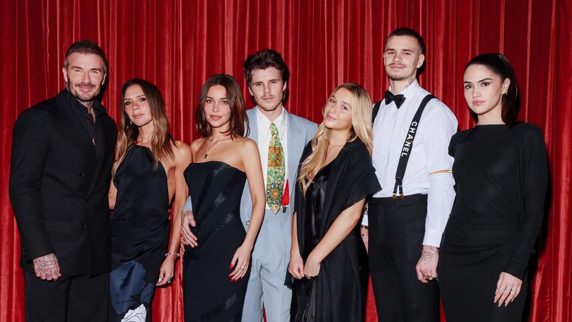La failia completa posa frente a las cámaras (@victoriabeckham)