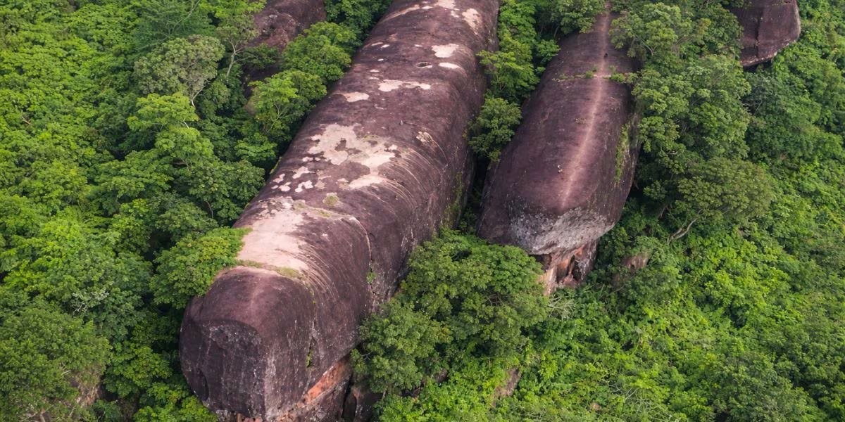Los visitantes pueden recorrer las principales 'ballenas' de Hin Sam Wan y disfrutar de miradores naturales con vistas al Mekong y las montañas de Laos (Captura/YouTube)