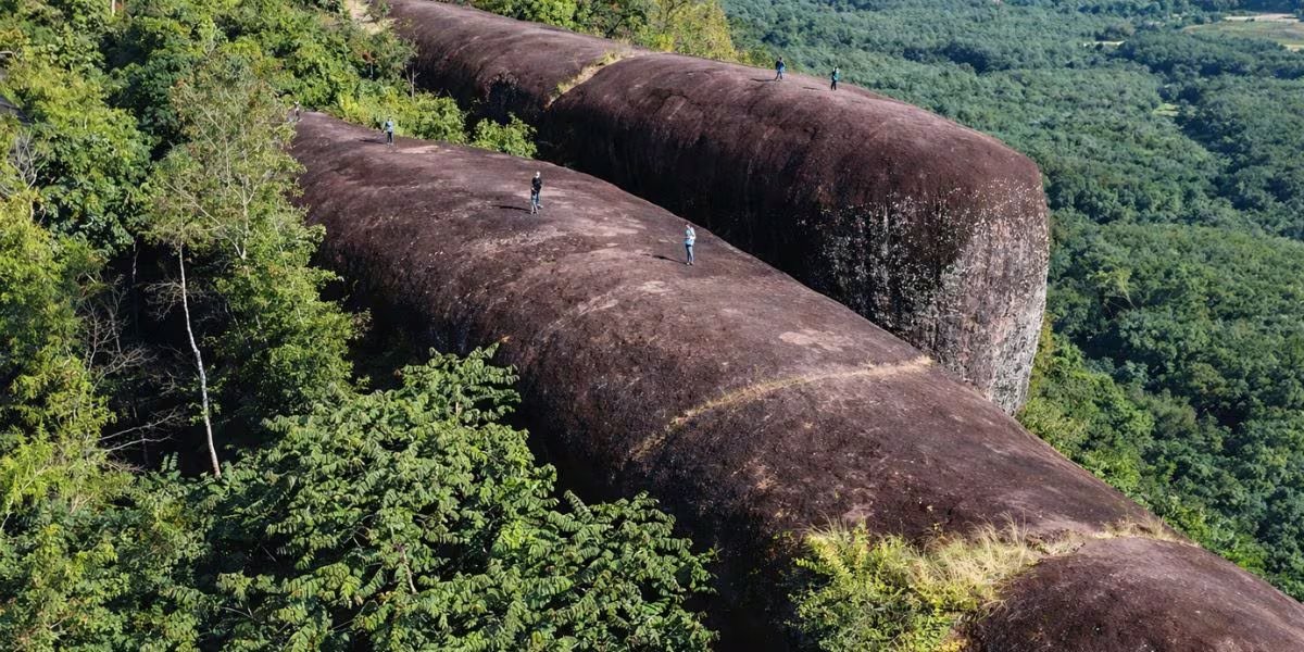 La identidad espiritual de Bueng Kan se refleja en templos y artesanías Isan, que muestran el simbolismo religioso y la cosmovisión local a los visitantes (Captura/YouTube)