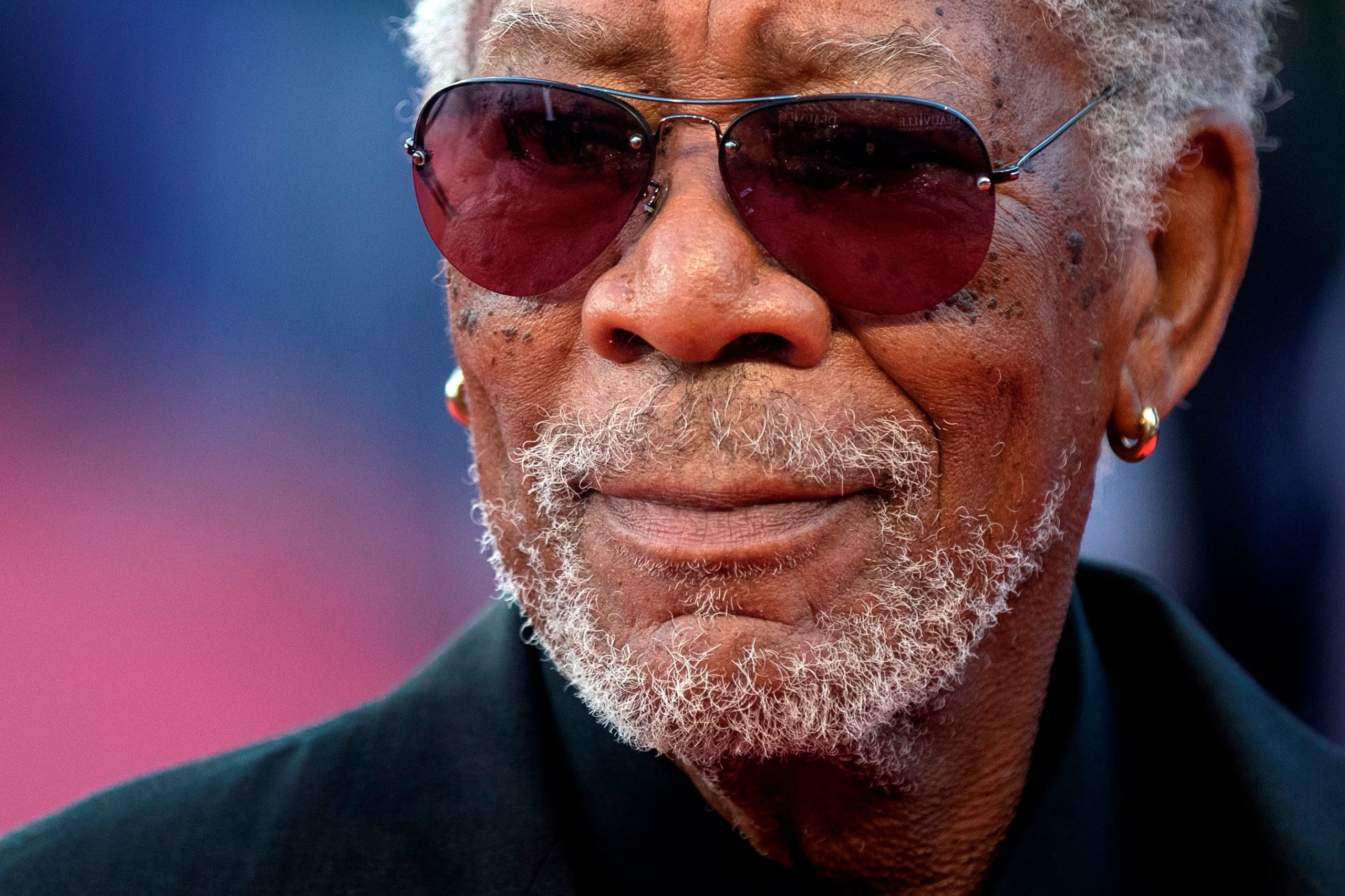 El significado de los pendientes de oro en Morgan Freeman se relaciona con su función histórica como seguro para un entierro digno lejos del hogar (EFE/Etienne Laurent)