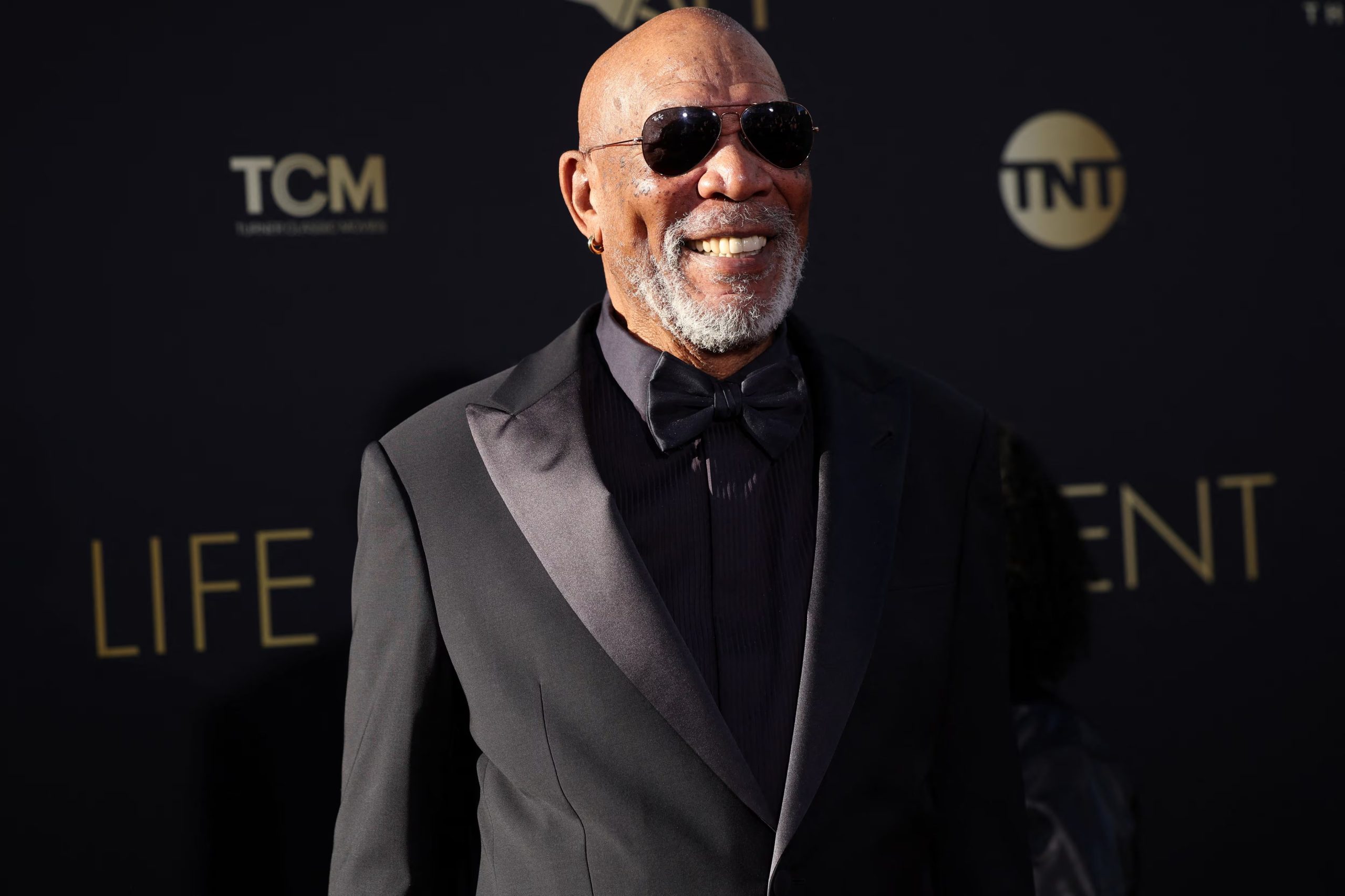 A diferencia de otros actores de Hollywood, Morgan Freeman utiliza los pendientes de oro por su significado práctico y no por moda o tendencia (REUTERS/Mario Anzuoni)