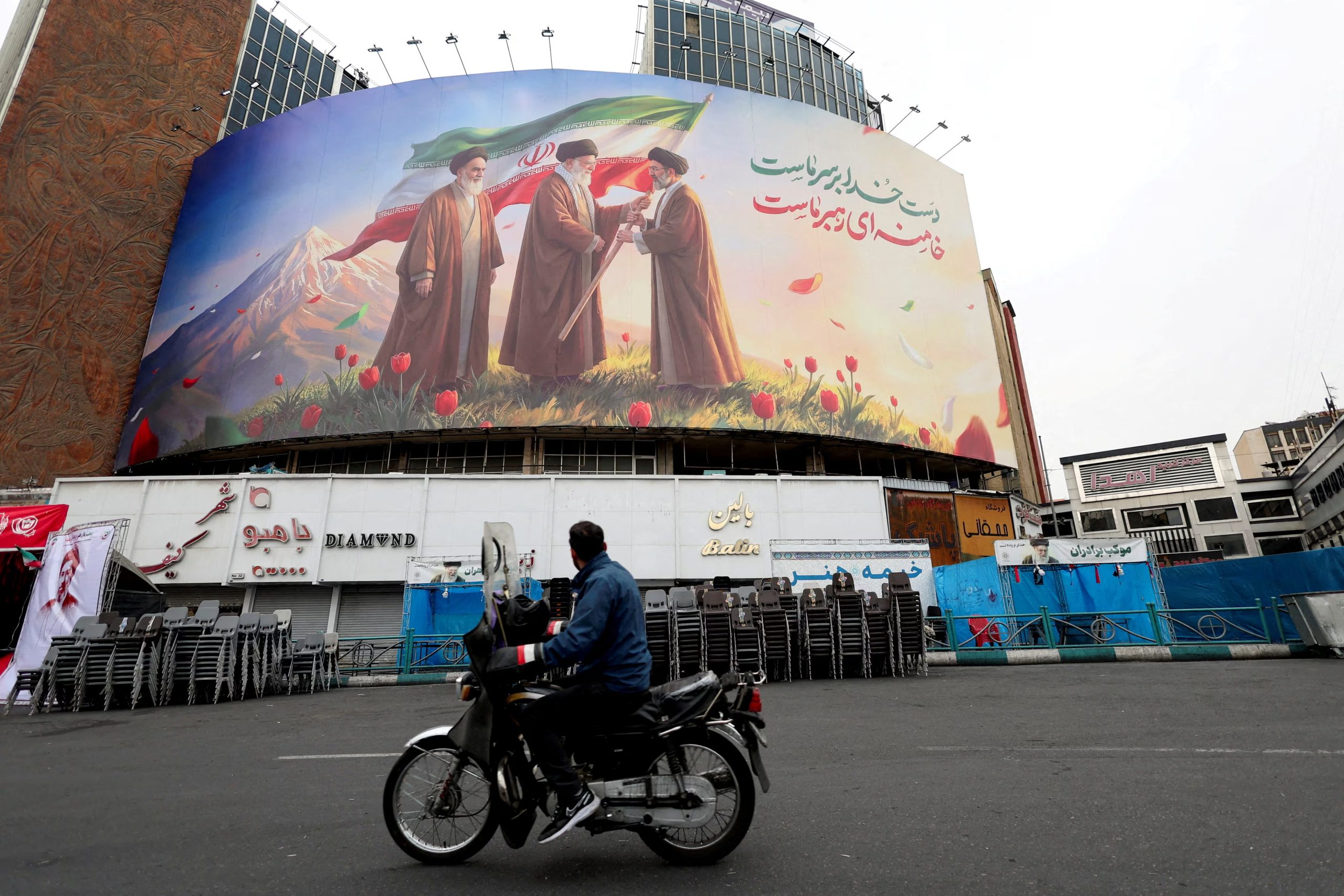 Un cartel en Teherán muestra a Mojtaba Khamenei junto a su padre Ali y al fundador de la República Islámica, Ruhollah Jomeini. La imagen fue captada el 12 de marzo, en plena ofensiva estadounidense e israelí contra Irán. (REUTERS/Alaa Al-Marjani)