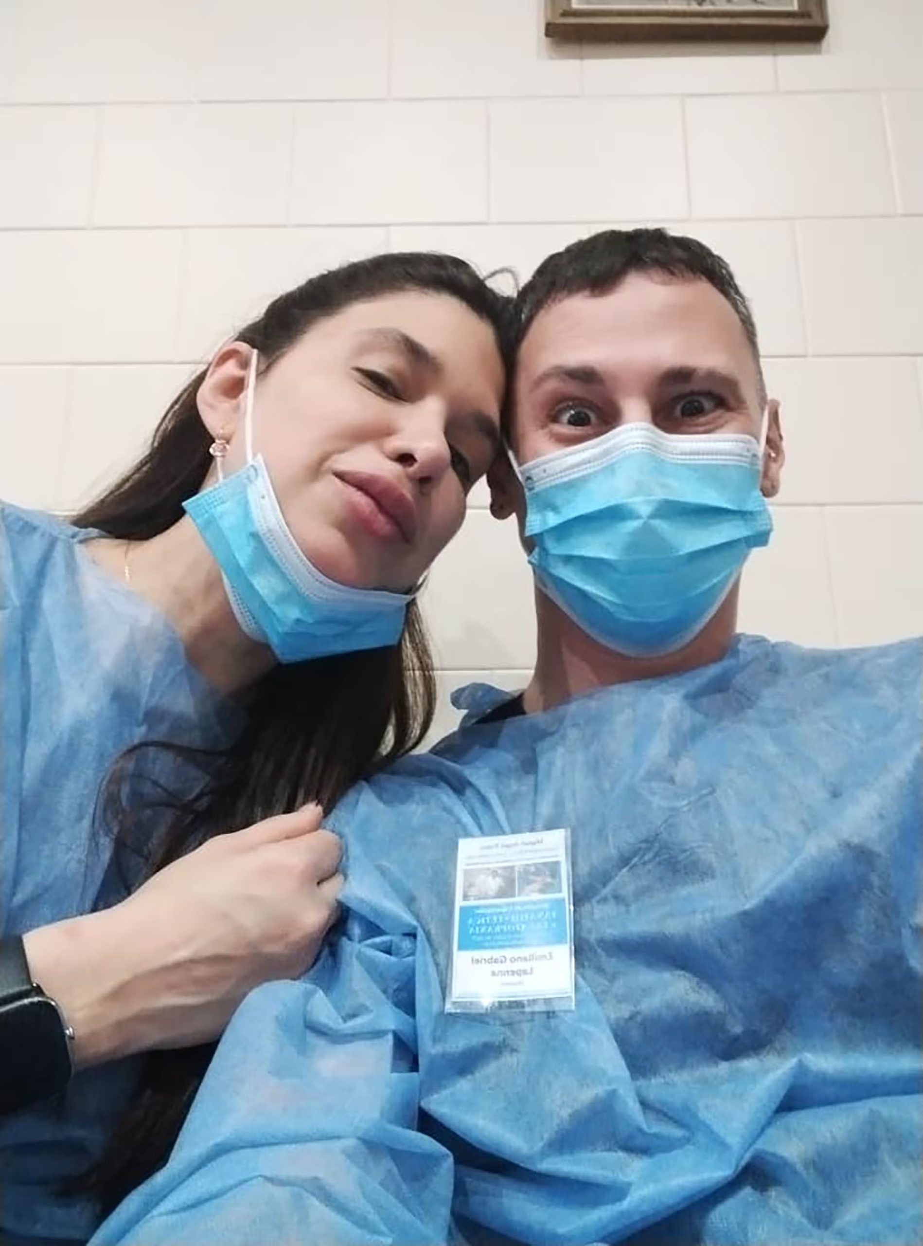 Jesica Onofrio junto a su compañero Emiliano Lapenna tras finalizar una jornada laboral