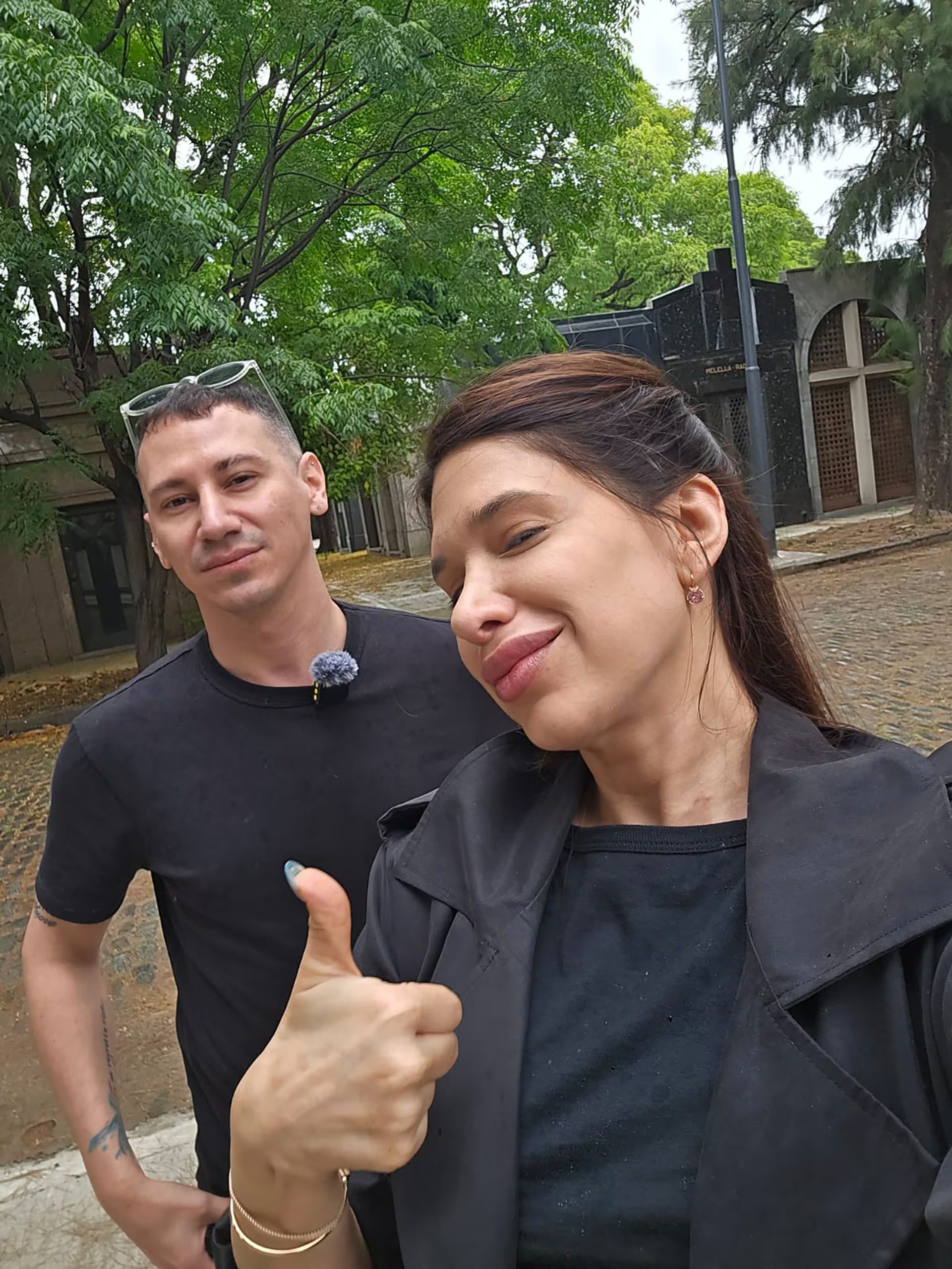 Jesica Onofrio y su compañero de trabajo Emiliano Lapenna en una visita al cementerio de la Chacarita 
