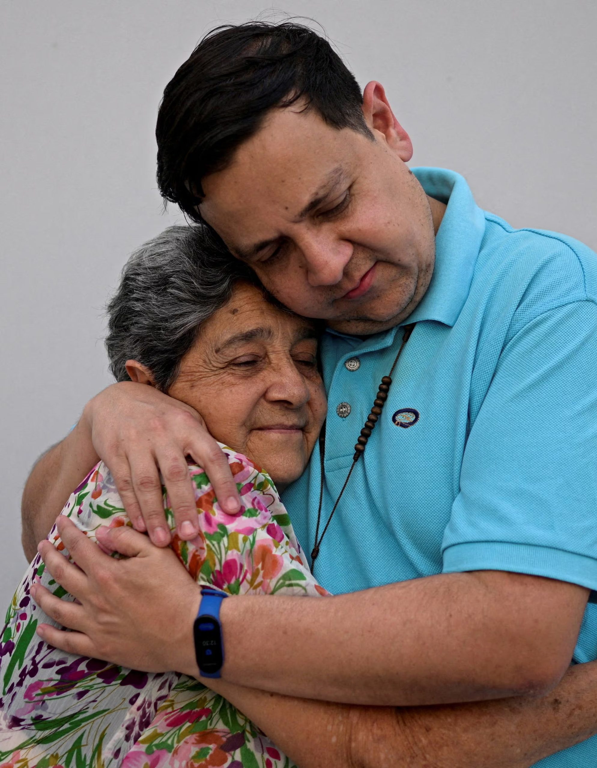Javier Tarazona abrazando a su madre, luego de la excarcelación (Reuters)