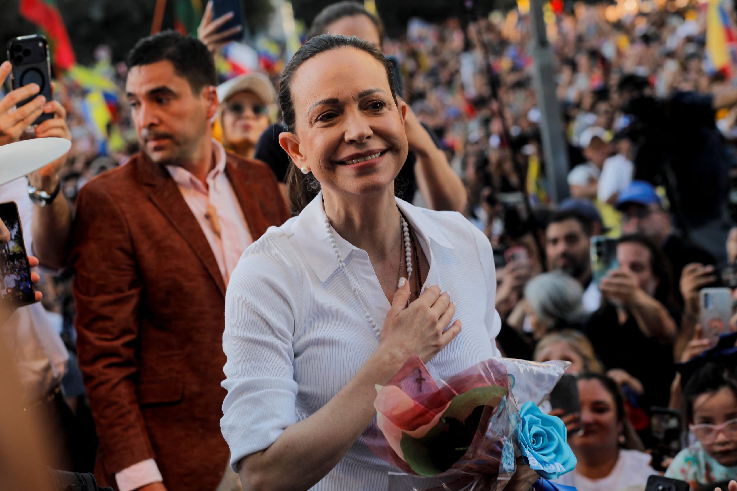 La líder opositora venezolana y ganadora del Premio Nobel de la Paz, María Corina Machado, habla en el escenario durante un evento para reunirse con miembros de la comunidad venezolana residente en Chile (REUTERS/Amilix Fornerod)