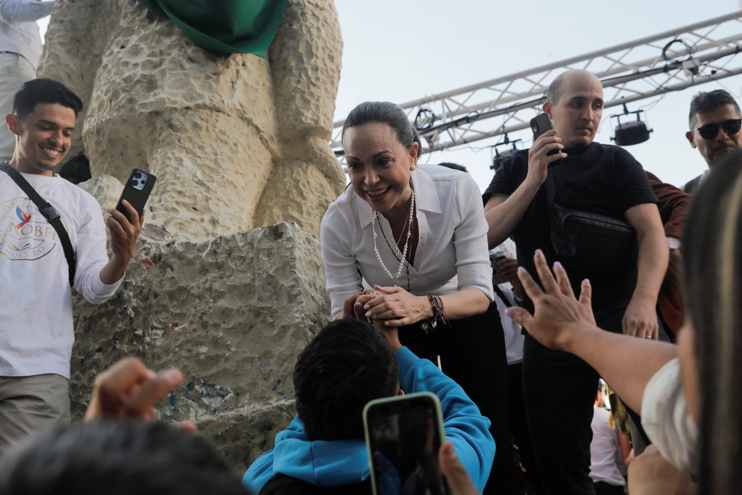 La líder opositora venezolana y ganadora del Premio Nobel de la Paz, María Corina Machado, junto a sus compatriotas en Chile (REUTERS/Amilix Fornerod)