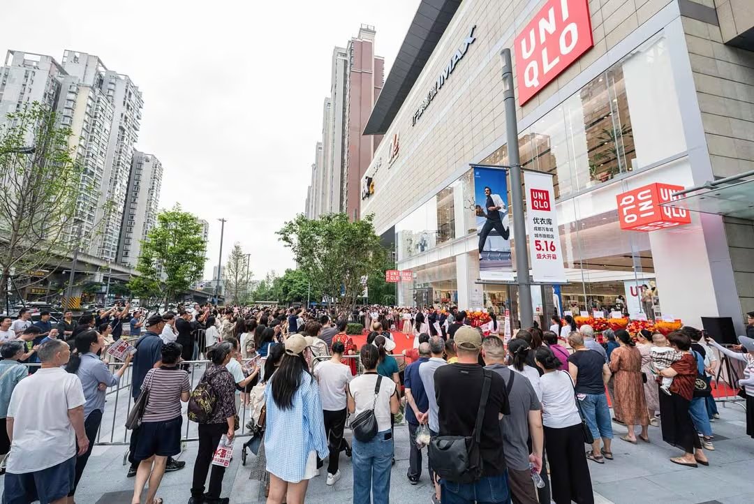 Durante la década de 1990, la marca apostó por la producción en China para abaratar costos y responder al contexto de recesión en Japón. Foto: Instagram @uniqlo