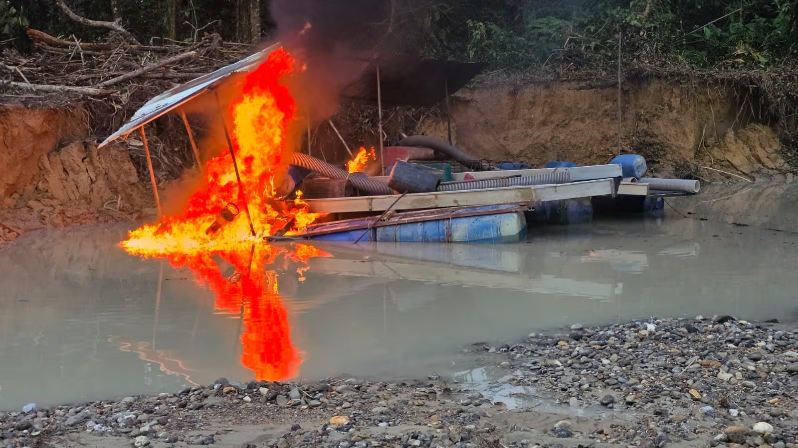 Organizaciones criminales se fortalecen a través de la minería ilegal de oro, incrementando la violencia y provocando severos daños ambientales - crédito Ejército