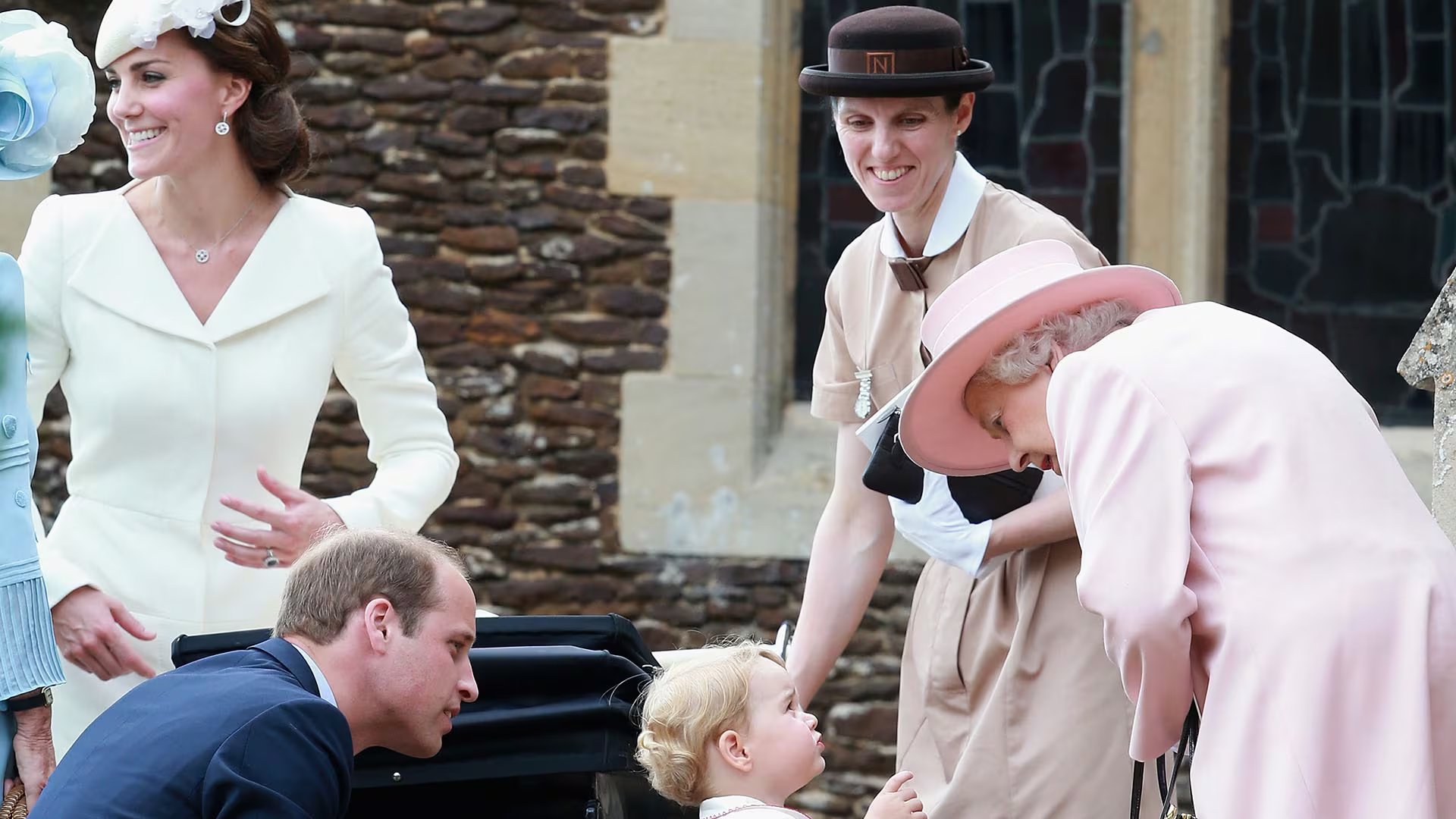 Catalina, duquesa de Cambridge, el príncipe Guillermo, duque de Cambridge, la princesa Carlota de Cambridge y el príncipe Jorge de Cambridge, la reina Isabel II y la niñera del príncipe Jorge, María Teresa Turrion Borrallo, salen de la iglesia de Santa María Magdalena en la finca de Sandringham para el bautizo de la princesa Carlota de Cambridge el 5 de julio de 2015 en King's Lynn, Inglaterra. (IMAGEN DE ARCHIVO)