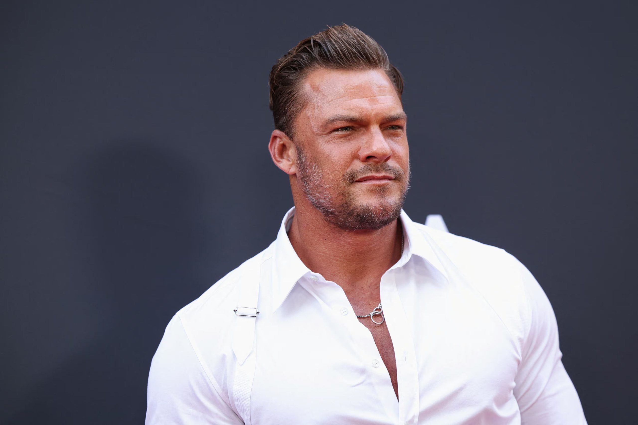 Especialistas señalan que actores como Ritchson refuerzan el vínculo emocional con el público al protagonizar actos de valor en la vida real (REUTERS/Mario Anzuoni)