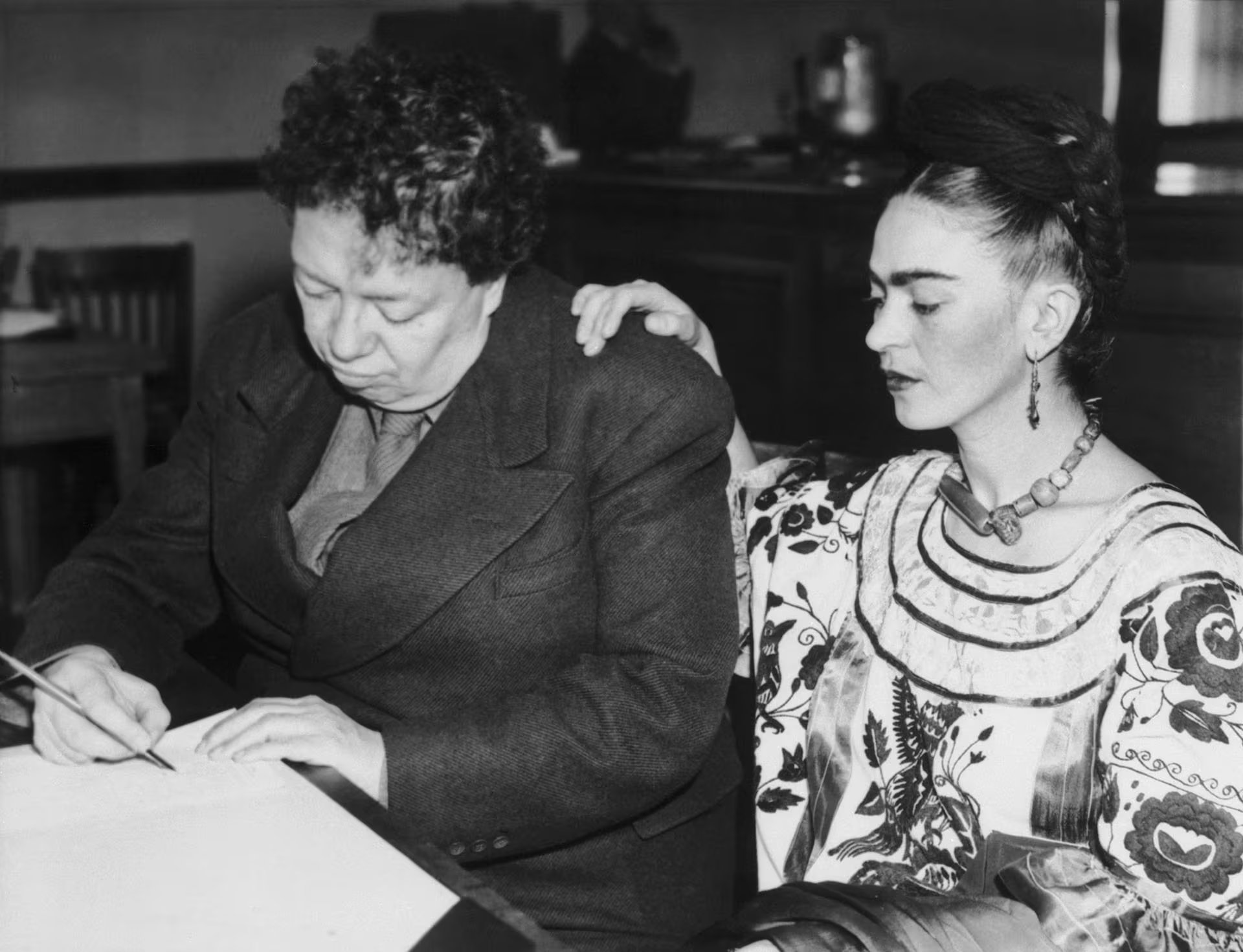 Los artistas Diego Rivera y Frida Kahlo se divorciaron en 1939, pero volvieron a casarse el 8 de diciembre de 1940 en el Ayuntamiento de San Francisco
