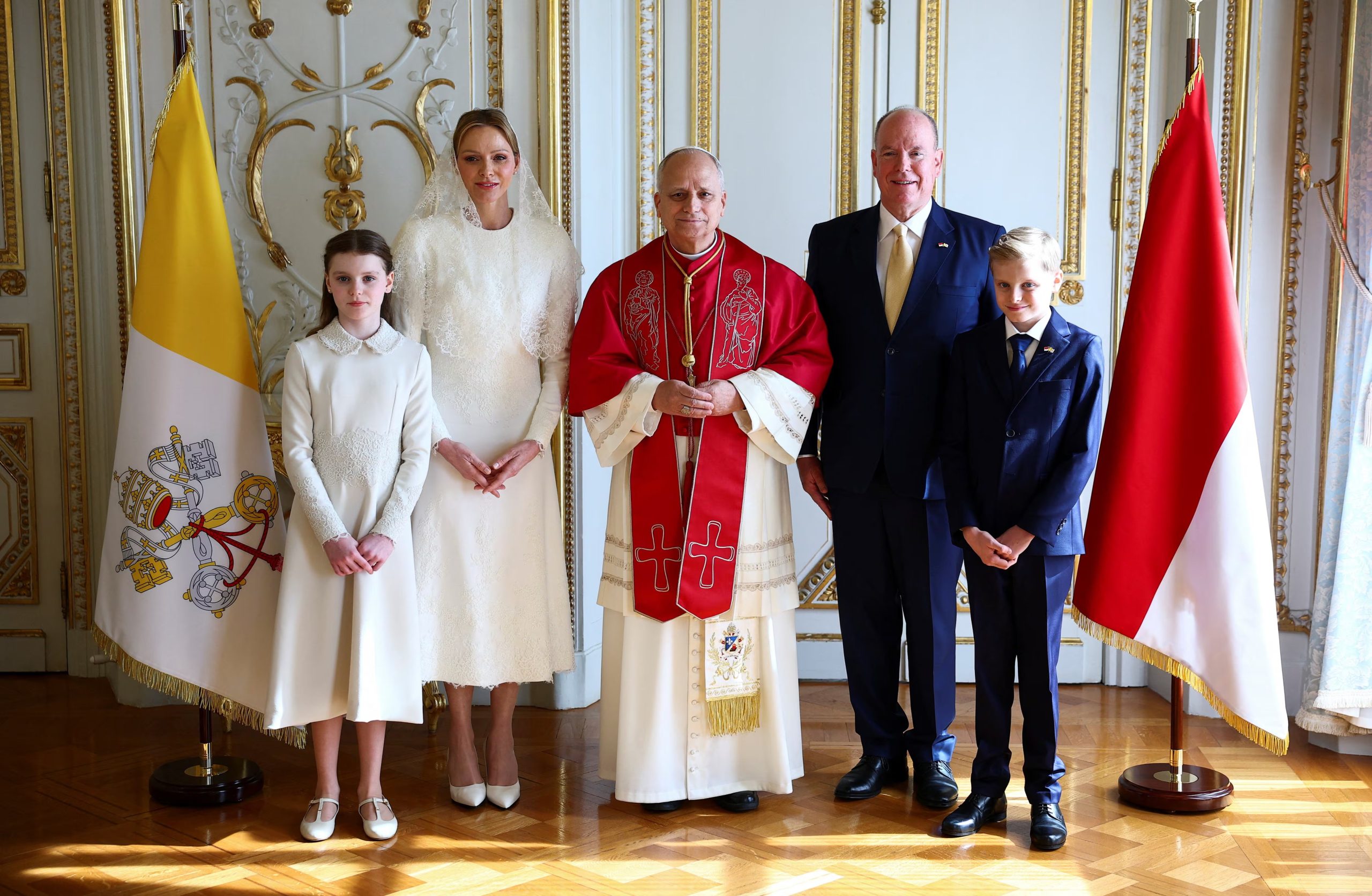 El papa León XIV junto a al príncipe Alberto II, la princesa Charlene, Gabriella y el príncipe Jacques de Mónaco (Reuters)
